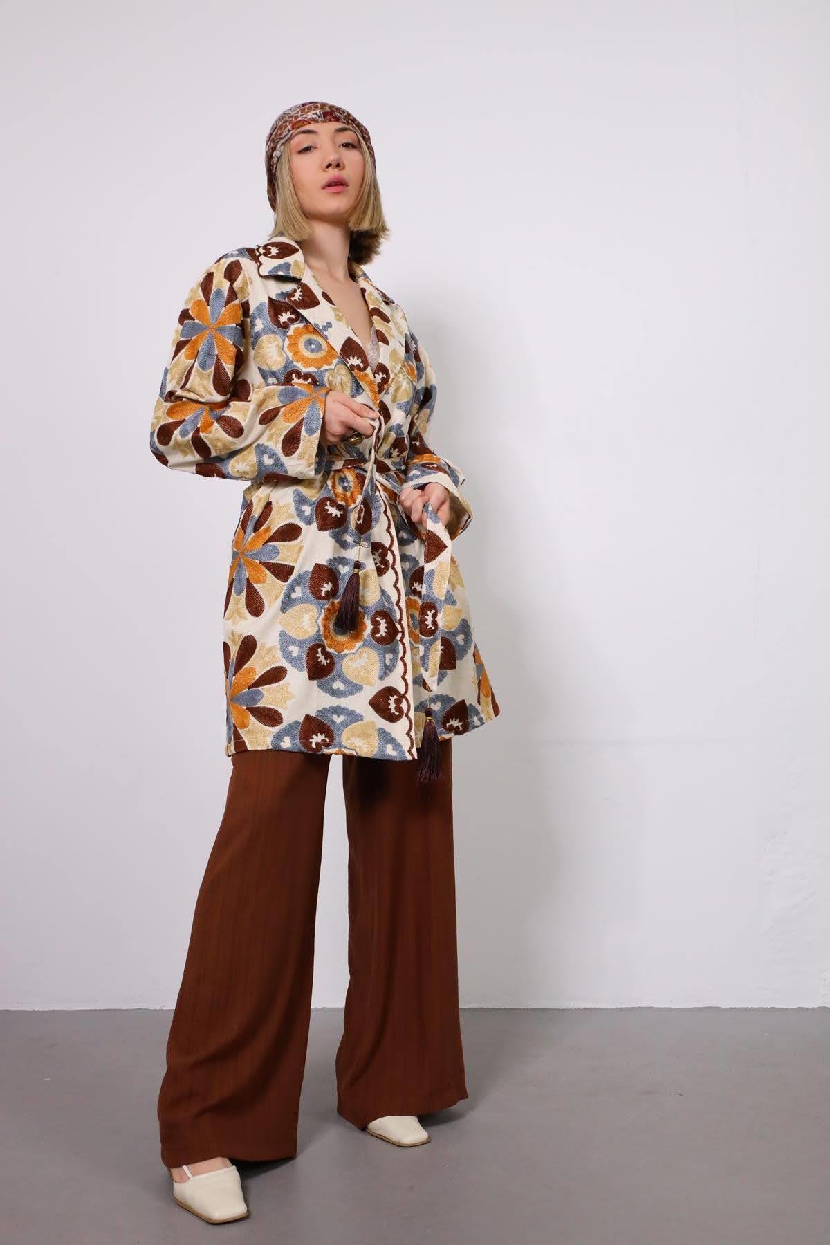 Krem Rengi Kuşaklı Kısa Suzani Kaftan - Şaman Butik Krem Rengi Kuşaklı Kısa Suzani Kaftan