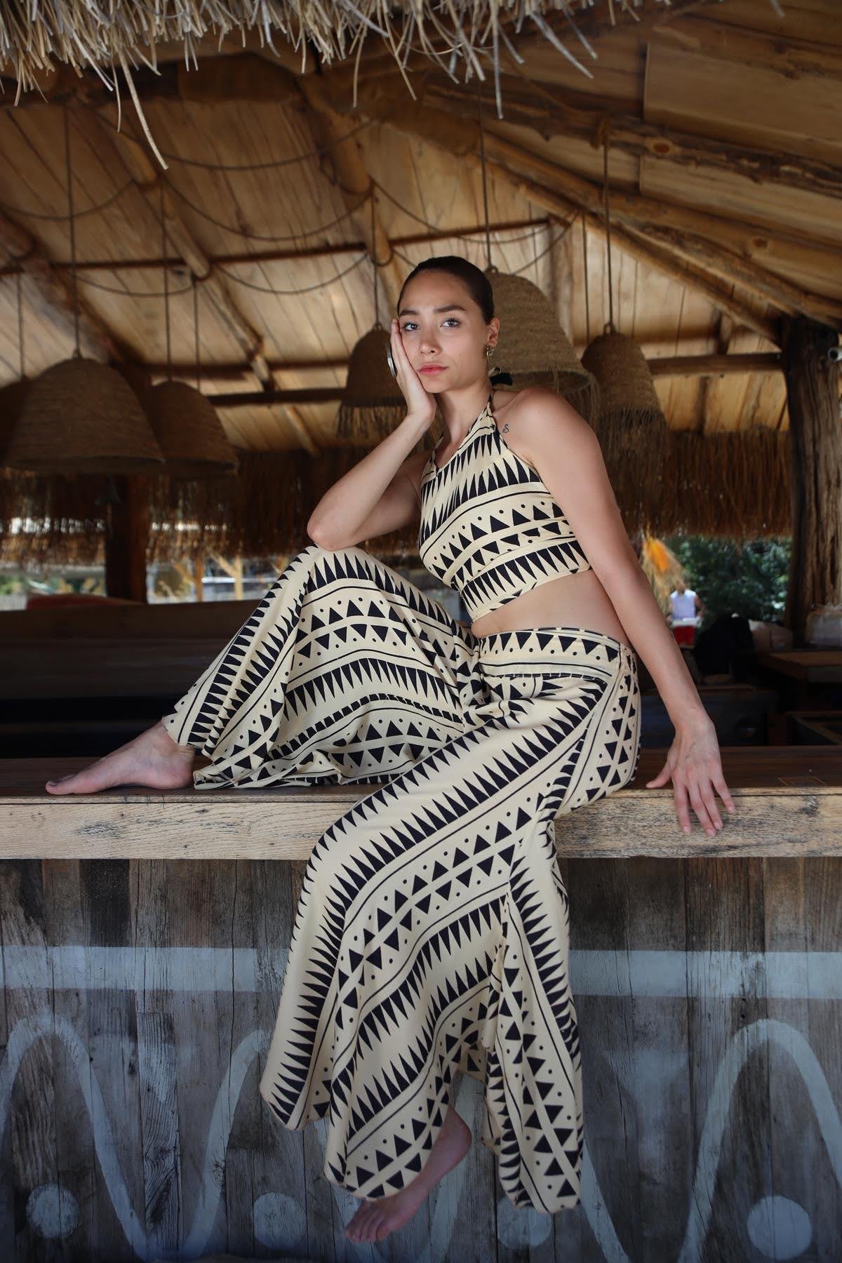  Bej Desenli Yarasa Pantolon ve Crop Top Takım