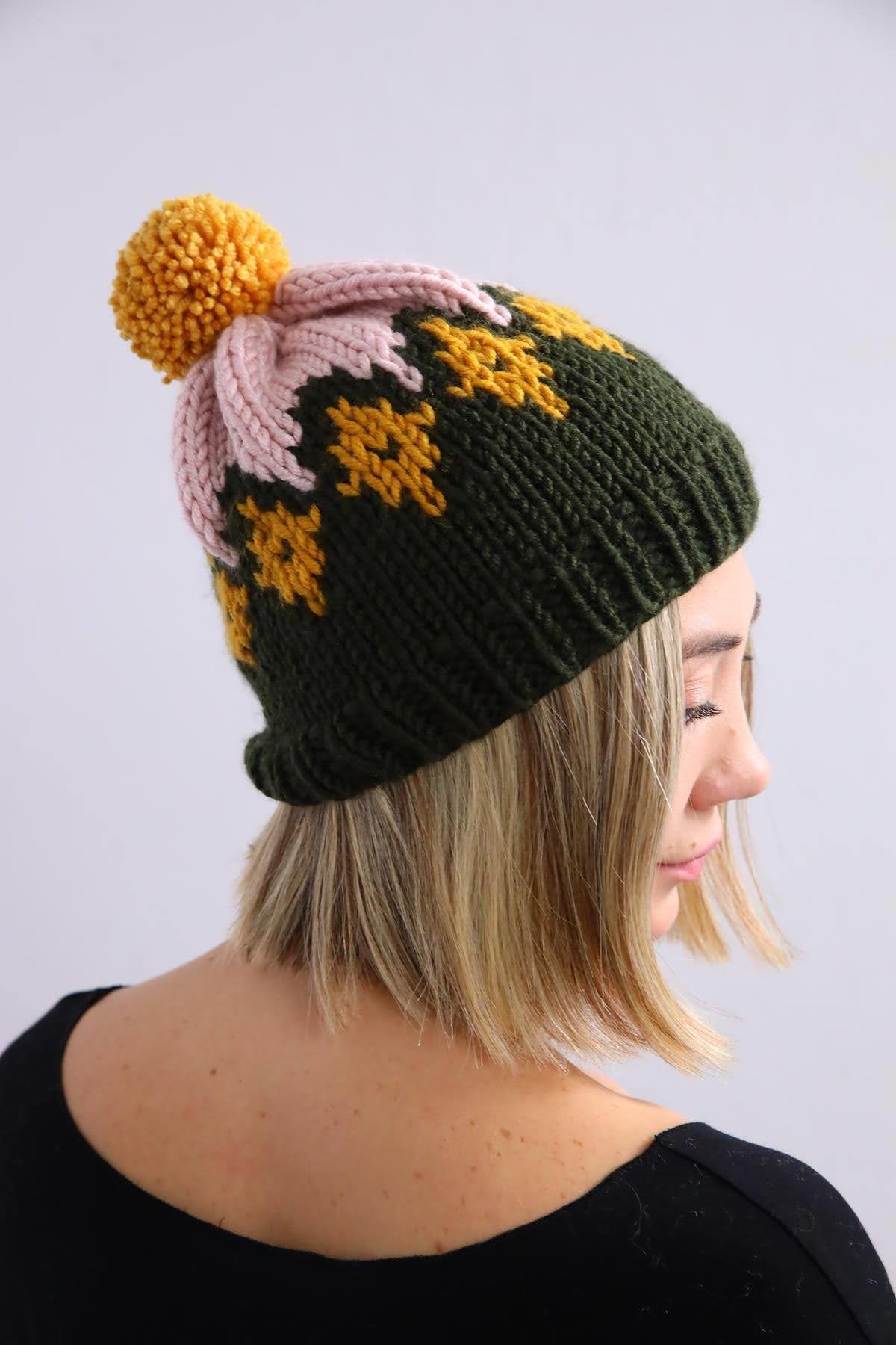  Haki Desenli El Yapımı Ponponlu Örgü Bere