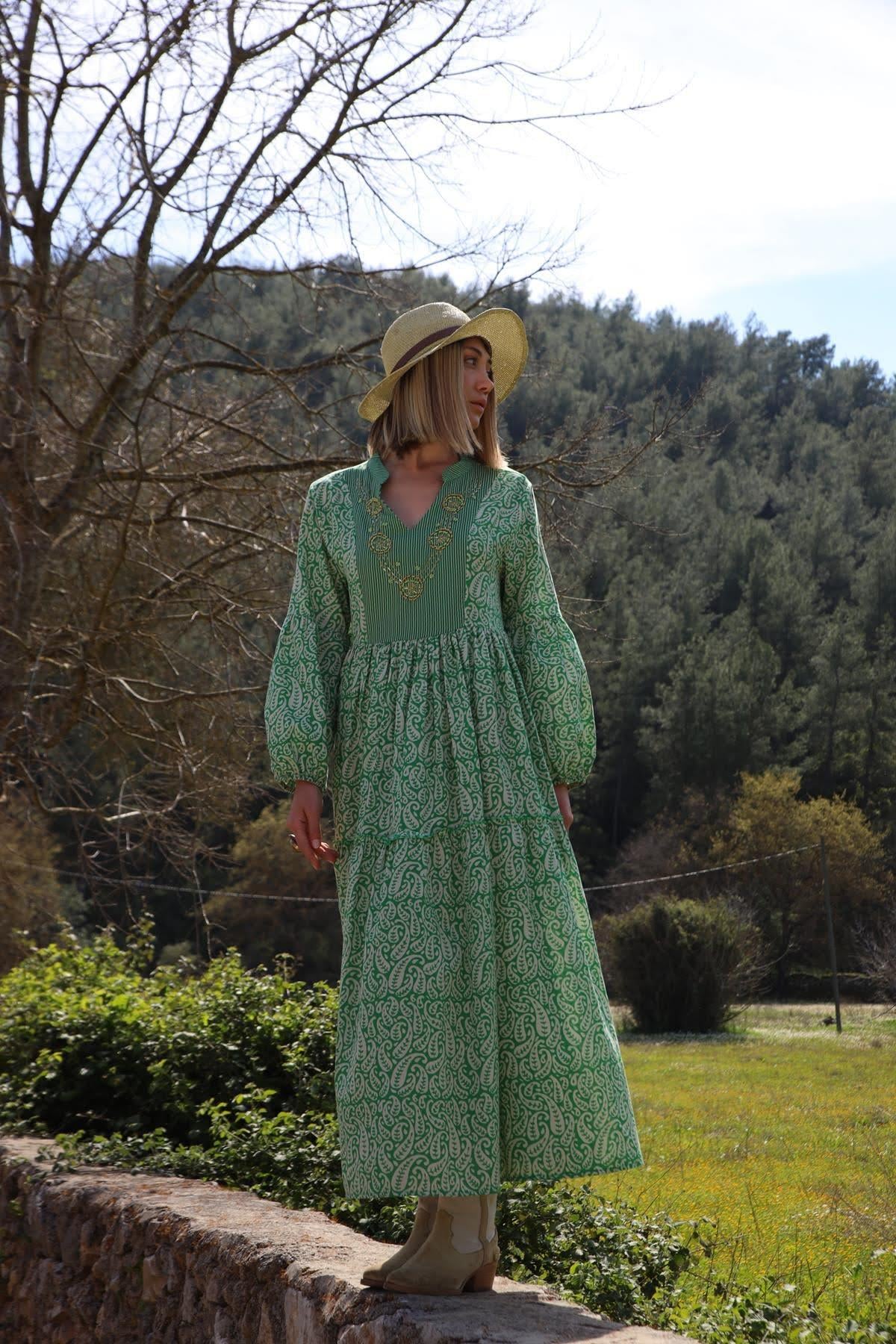 Yeşil Hakim Yaka Boncuk İşlemeli Garnili Elbise - Şaman Butik Yeşil Hakim Yaka Boncuk İşlemeli Garnili Elbise