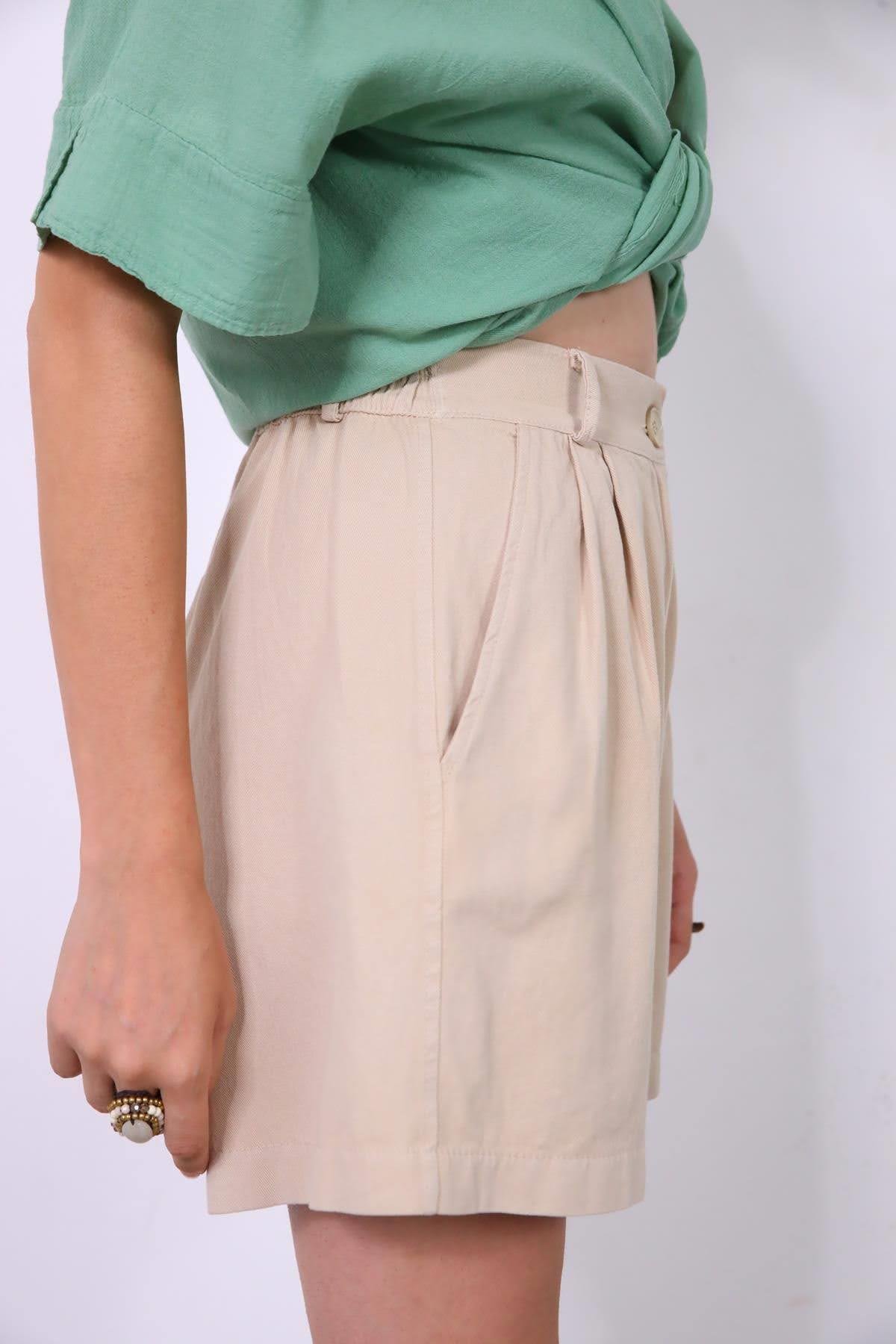  Taş Rengi Pileli Gabardin Şort