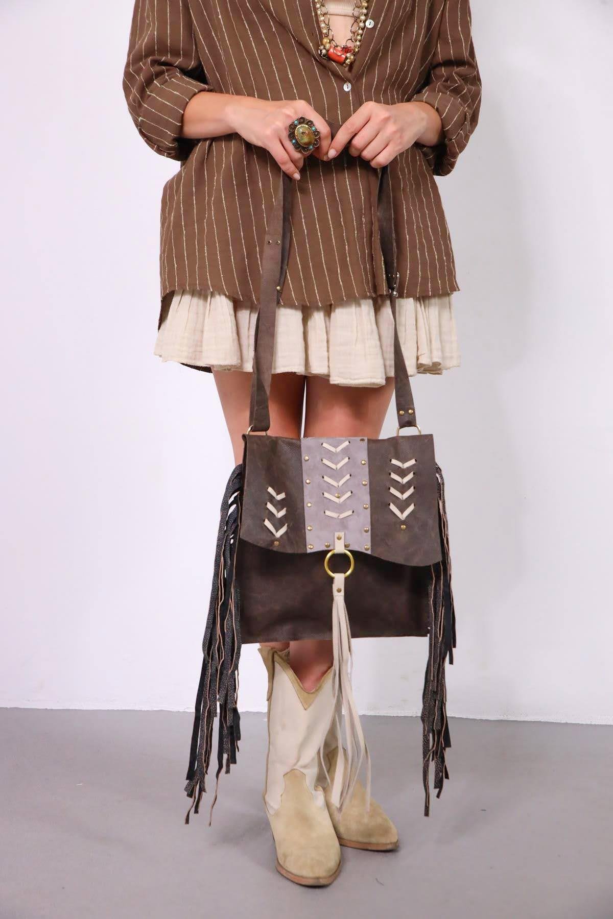 Kahverengi Püsküllü Zımbalı Deri Çanta - Şaman Butik Kahverengi Püsküllü Zımbalı Deri Çanta