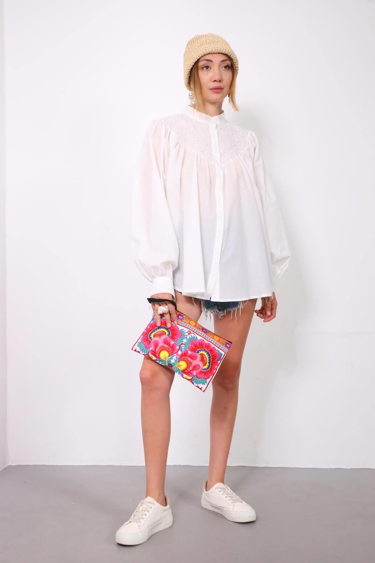  Beyaz Hakim Yaka İnci ve Fisto Detaylı Salaş Gömlek