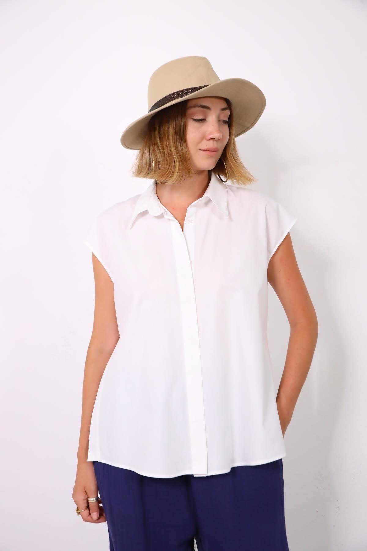  Beyaz Yanları Yırtmaçlı Kolsuz Gömlek