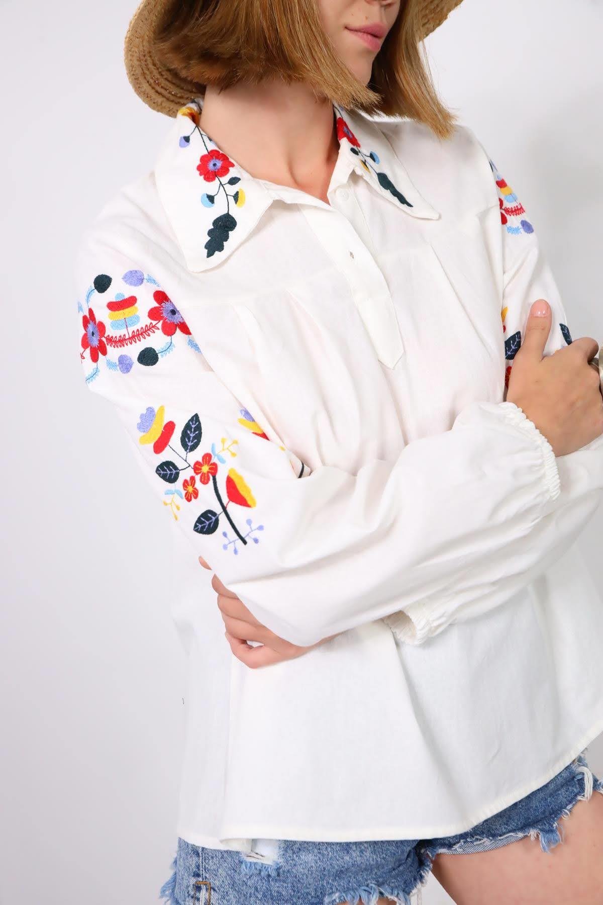 Beyaz Çiçek İşlemeli Gömlek Yaka Bluz - Şaman Butik Beyaz Çiçek İşlemeli Gömlek Yaka Bluz