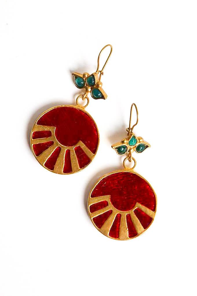  Kadife ve Altın Kaplama Tasarım Sallantılı Küpe