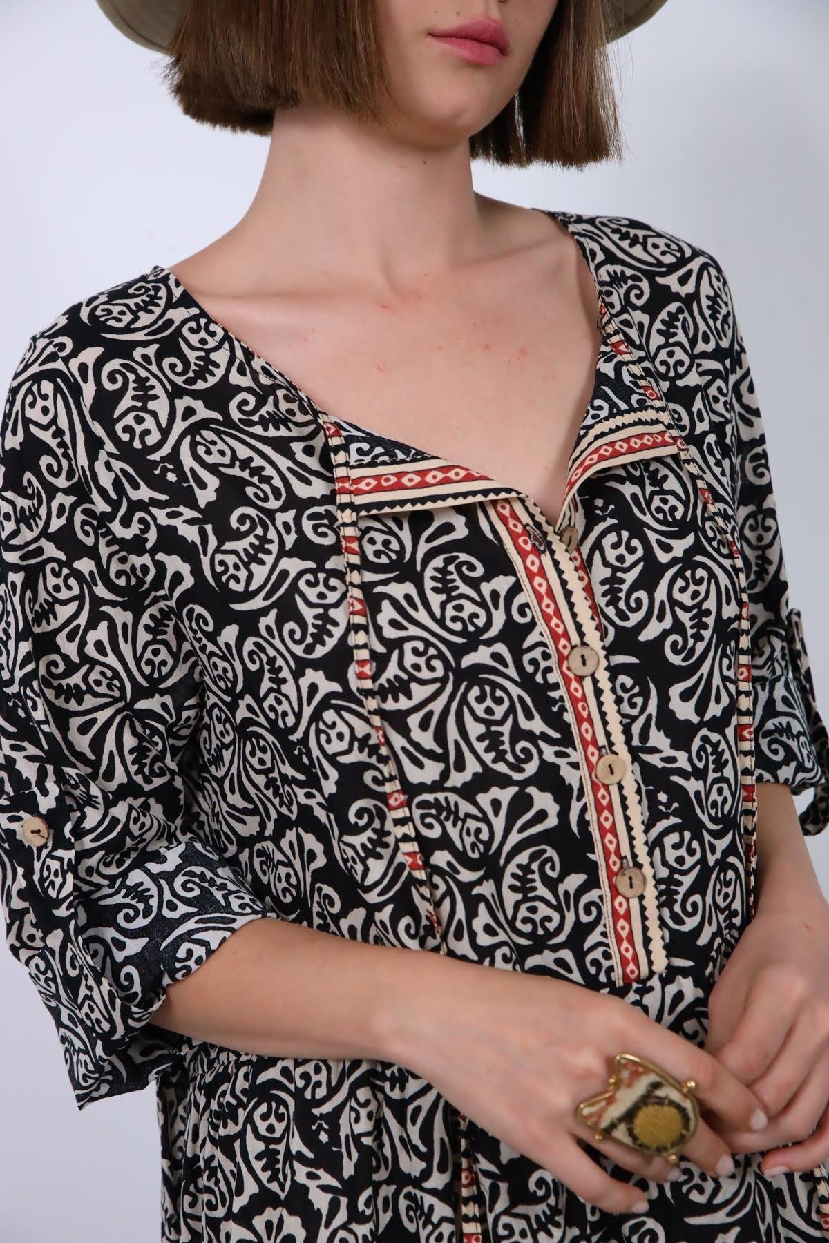 Siyah Desenli Yakası İpli Kolları Apoletli Düğmeli Elbise - Şaman Butik Siyah Desenli Yakası İpli Kolları Apoletli Düğmeli Elbise