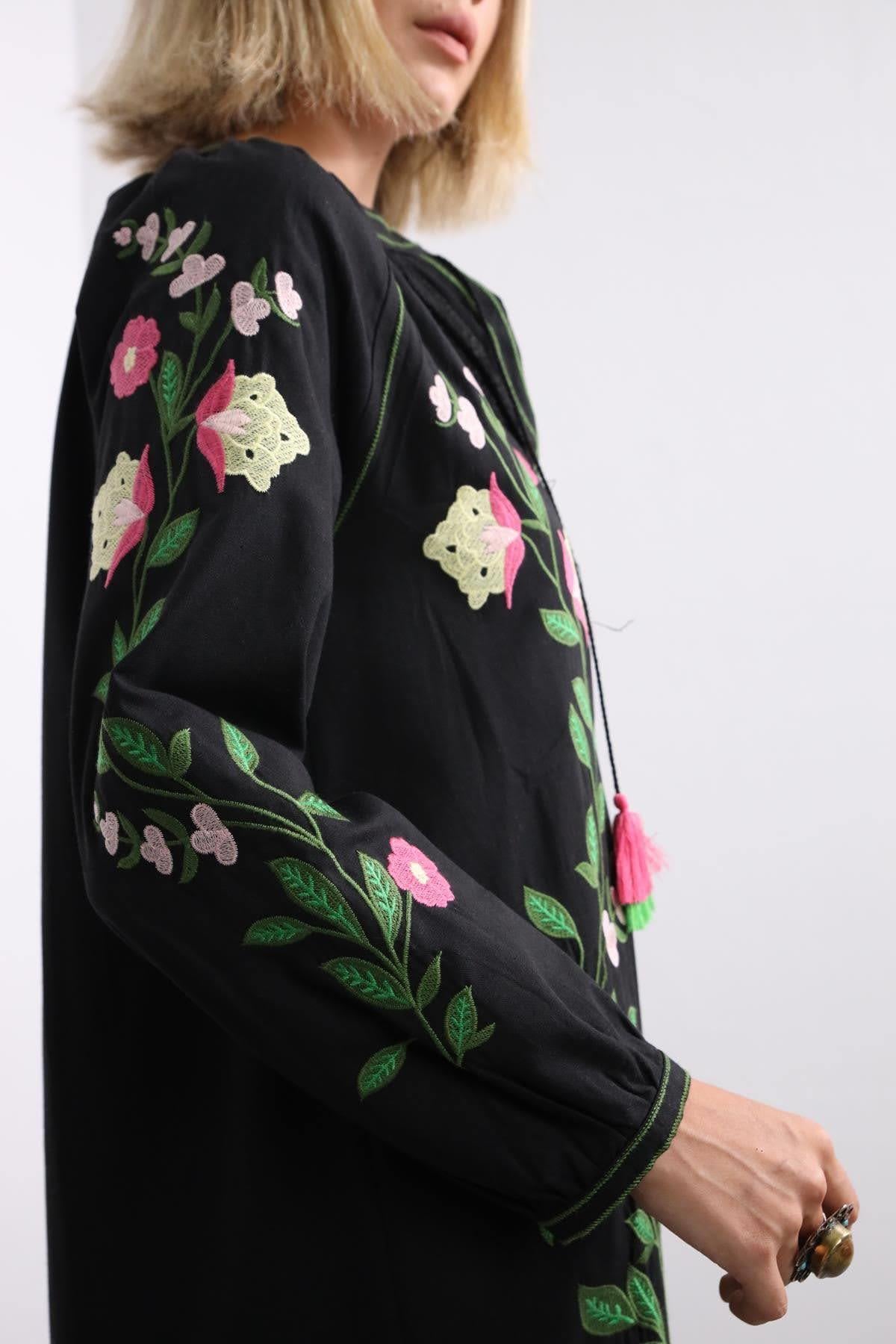 Siyah Çiçek İşlemeli Yanları Yırtmaçlı Elbise - Şaman Butik Siyah Çiçek İşlemeli Yanları Yırtmaçlı Elbise