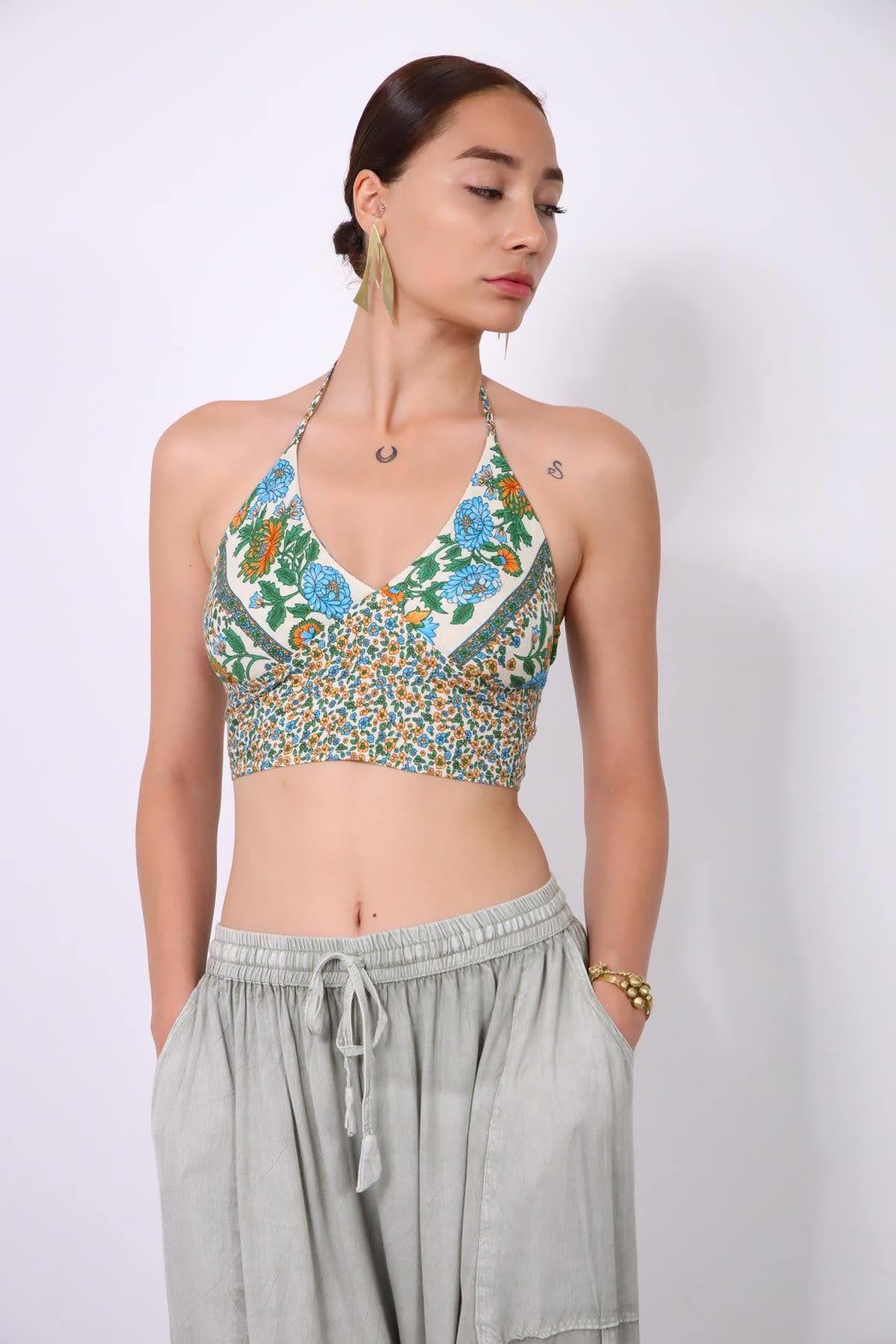 Ekru Desenli Sırtı Açık Boyundan Bağlamalı Crop Bluz - Şaman Butik Ekru Desenli Sırtı Açık Boyundan Bağlamalı Crop Bluz