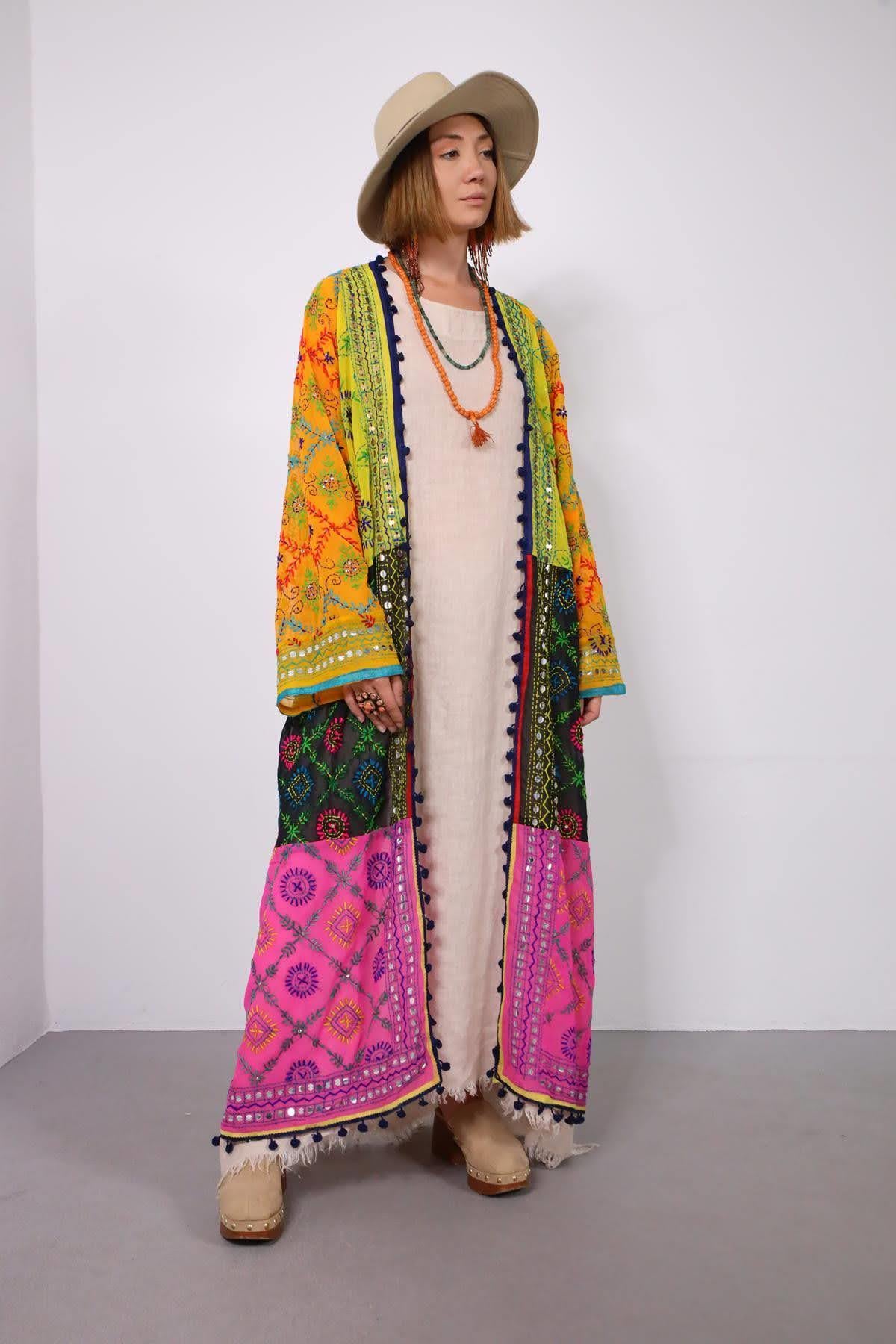 Renkli Pul İşlemeli Kenarları Ponponlu Bohem Kaftan - ŞamanButik Renkli Pul İşlemeli Kenarları Ponponlu Bohem Kaftan
