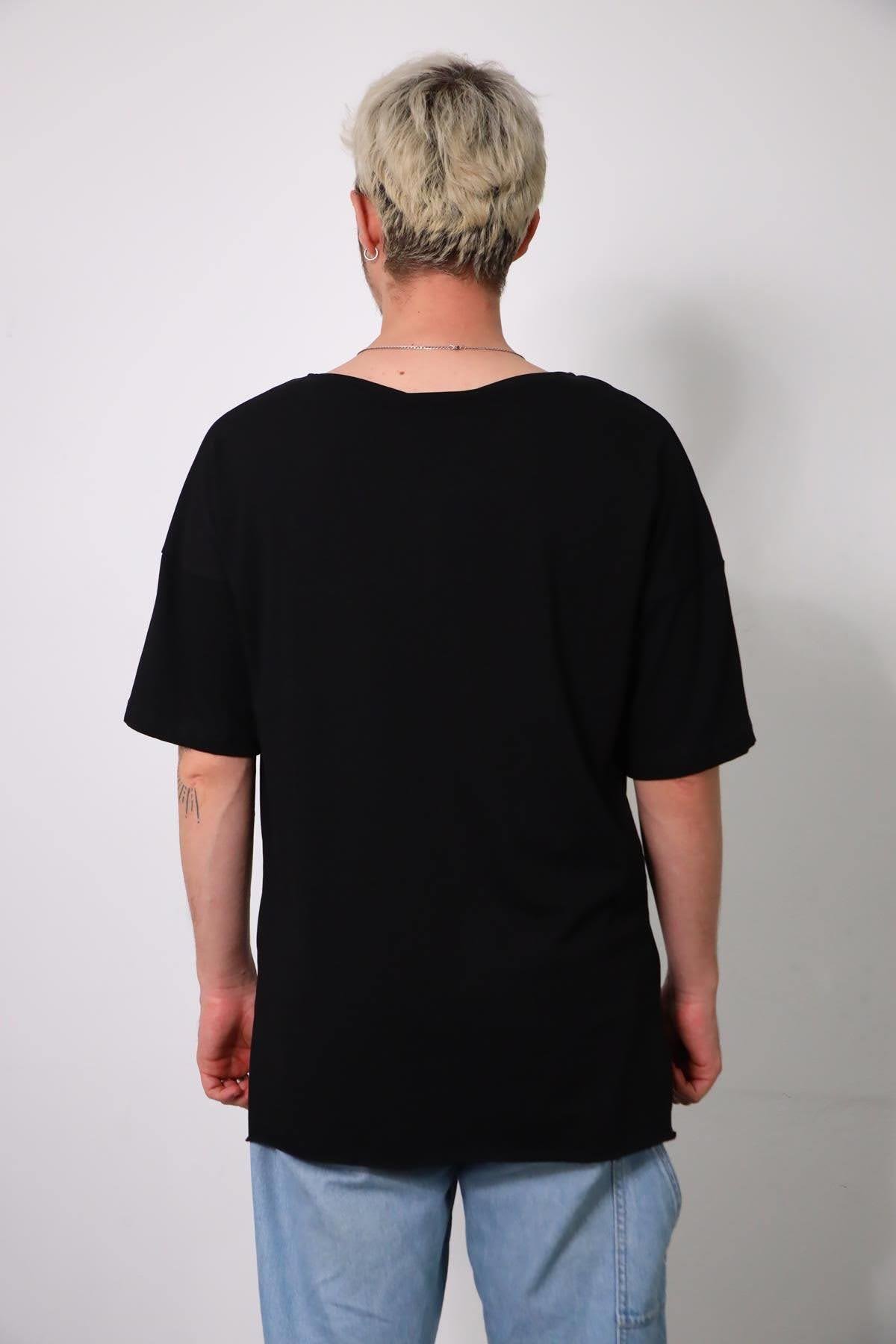  Siyah Asimetrik Dikiş Detaylı Kayık Yaka Erkek Tişört