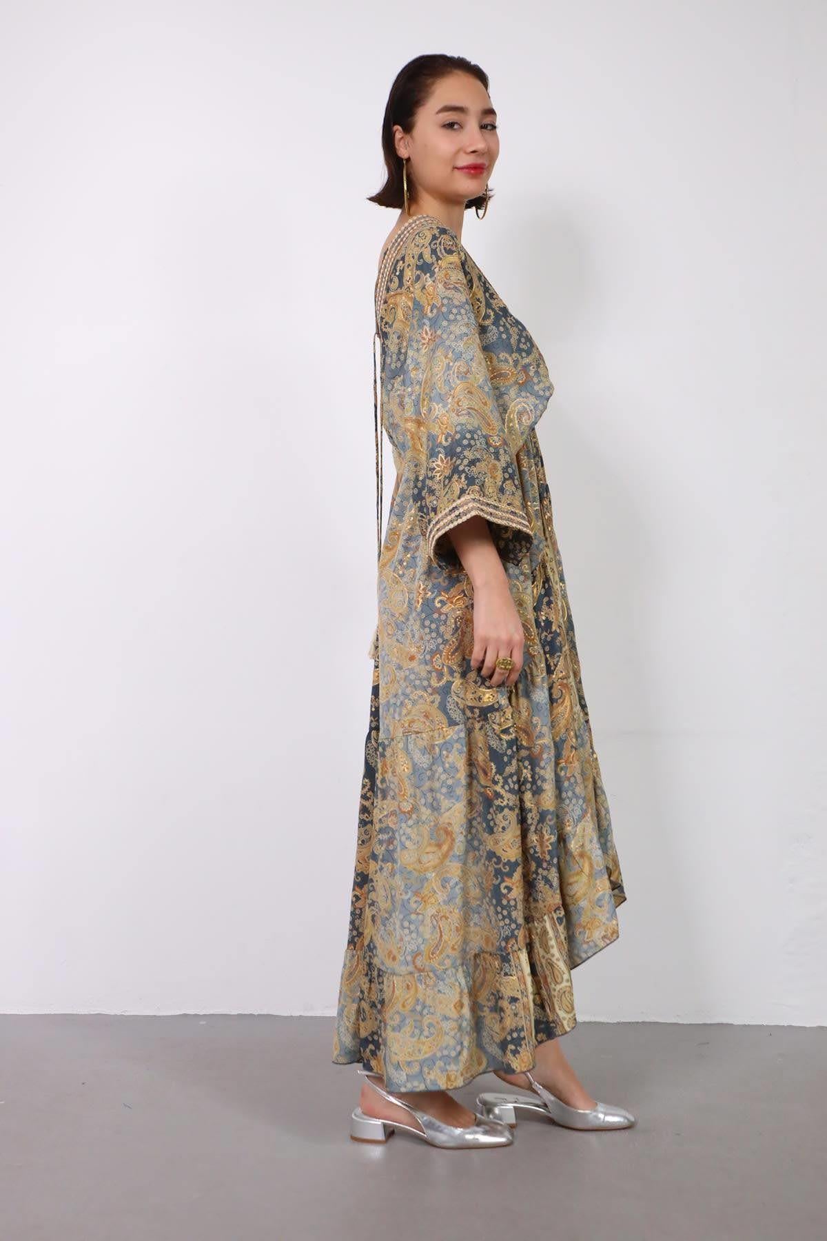  Gri Püsküllü V Yaka Otantik Desenli İpek Elbise