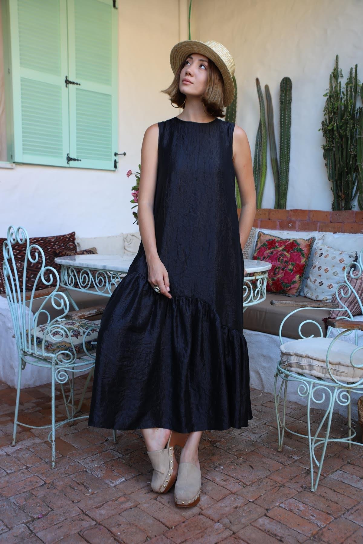 Siyah Bisiklet Yaka Eteği Fırfırlı Kolsuz Elbise - Şaman Butik Siyah Bisiklet Yaka Eteği Fırfırlı Kolsuz Elbise