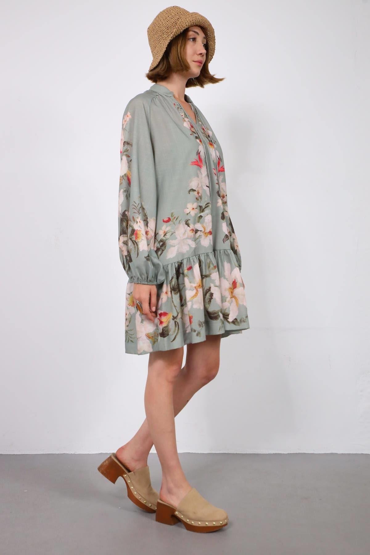 Açık Haki Çiçek Desenli Hakim Yaka Pileli Mini Elbise - Şaman Butik Açık Haki Çiçek Desenli Hakim Yaka Pileli Mini Elbise