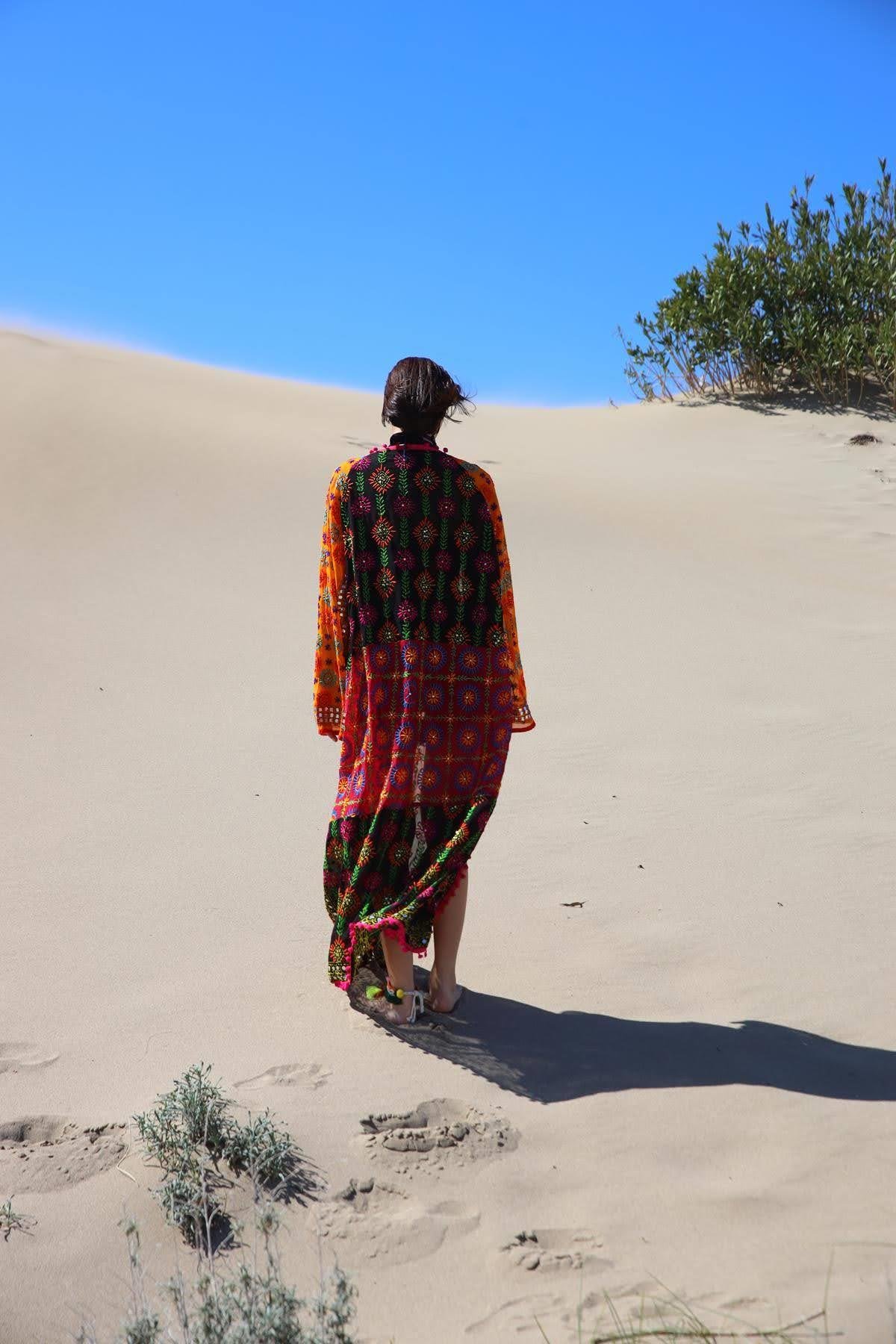 Renkli Pul İşlemeli Kenarları Ponponlu Bohem Kaftan - Şaman Butik Renkli Pul İşlemeli Kenarları Ponponlu Bohem Kaftan