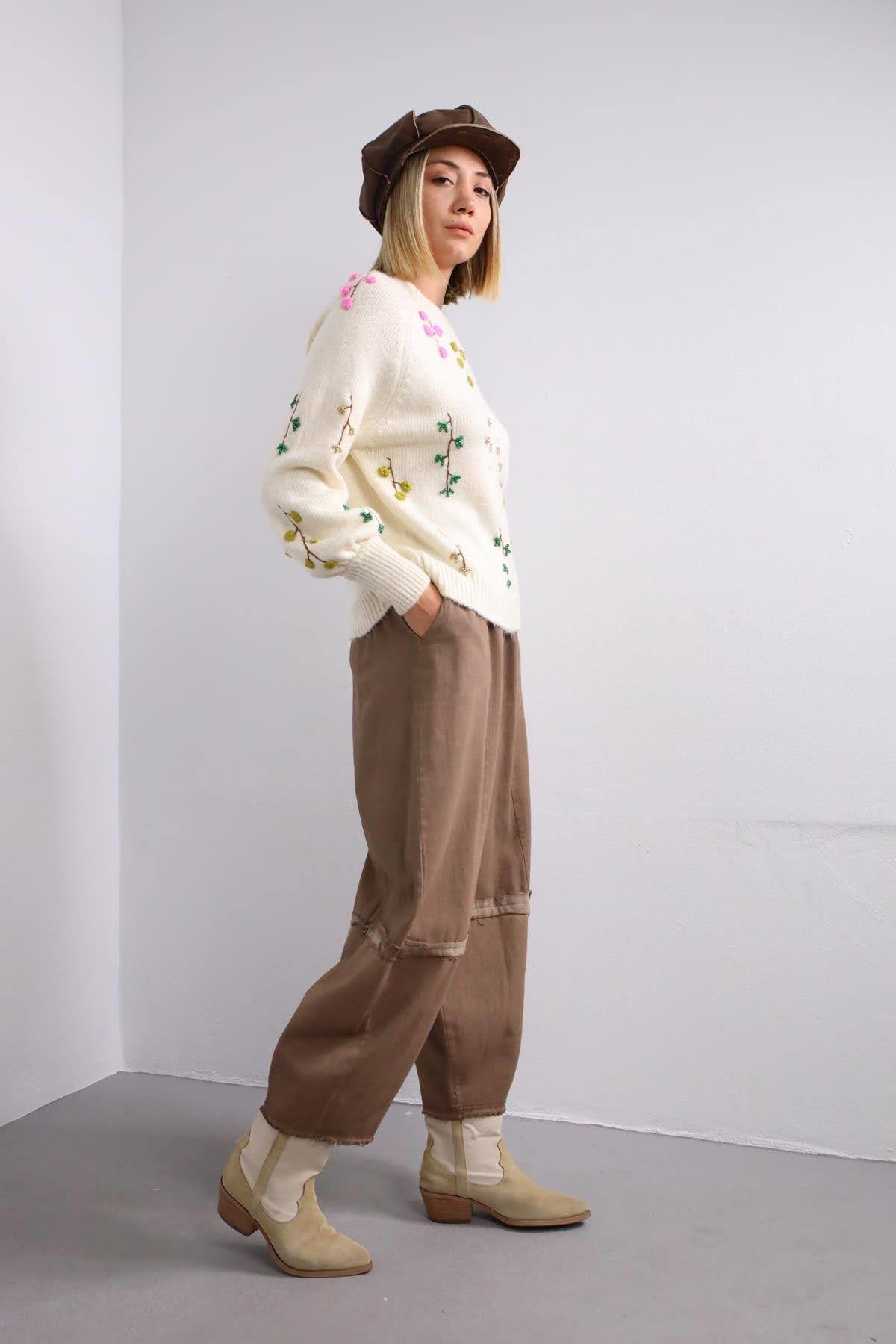  Ekru Çiçek İşlemeli Boncuklu Kazak