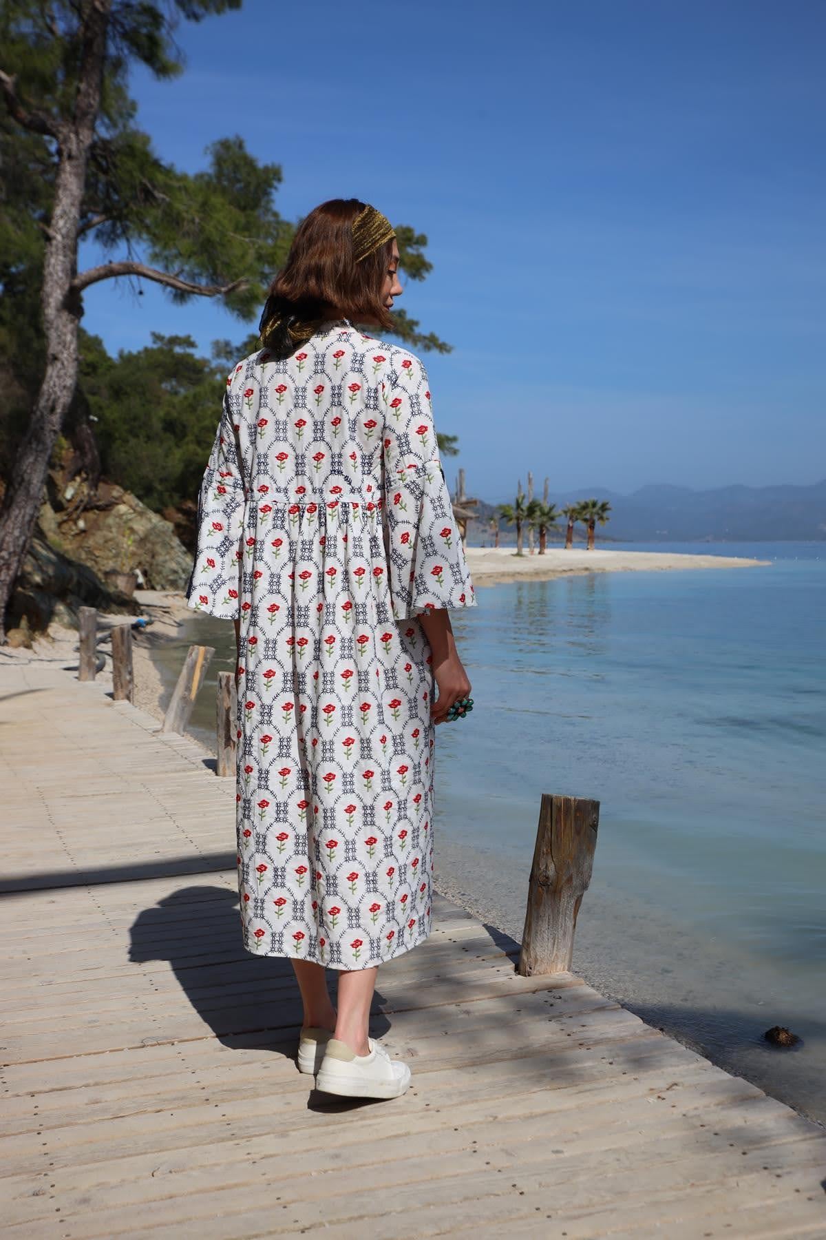  Beyaz Yakası Düğmeli Büzgülü İspanyol Kol İşlemeli Elbise