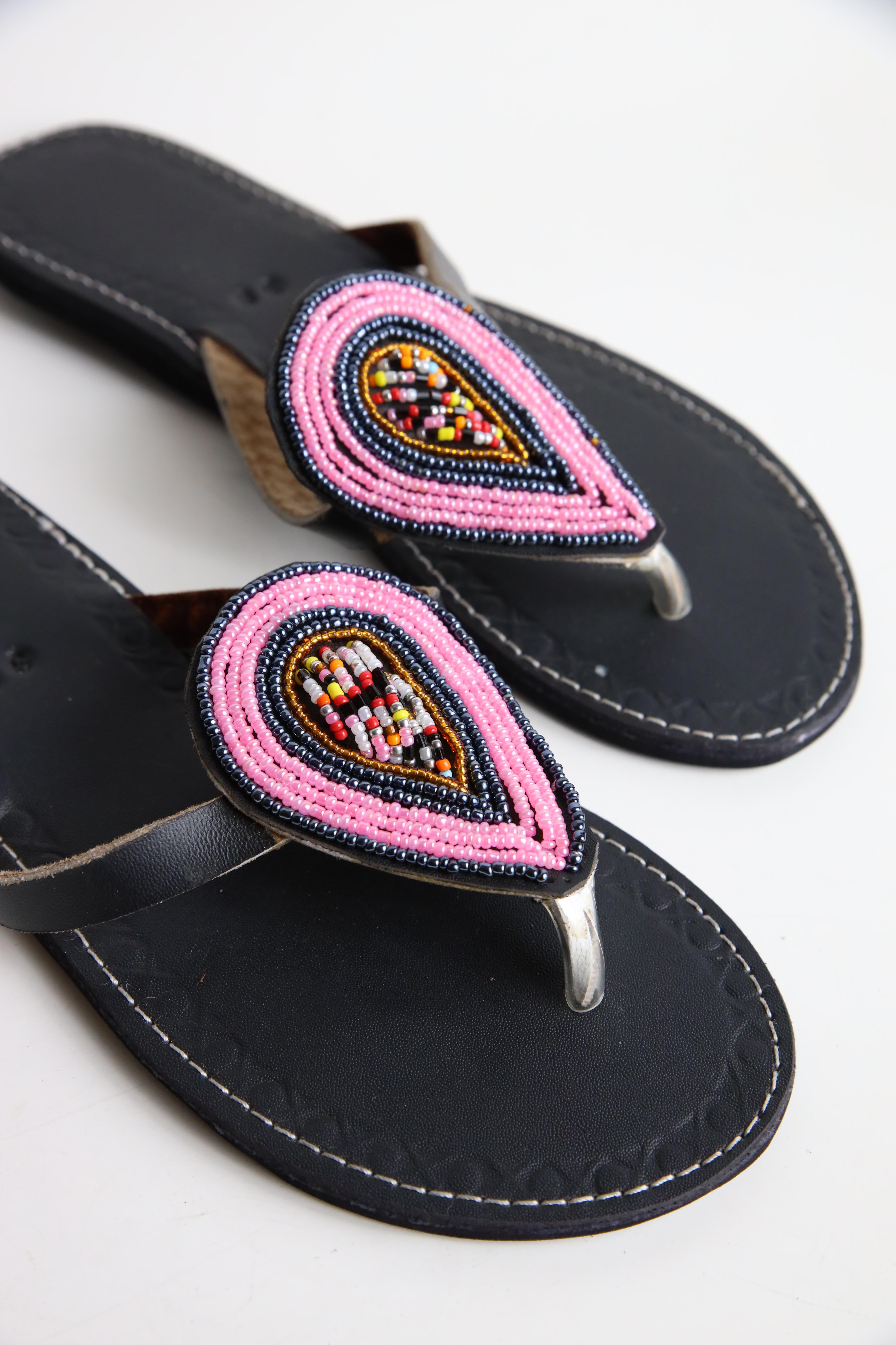  Siyah Boncuk İşlemeli Parmak Arası Terlik