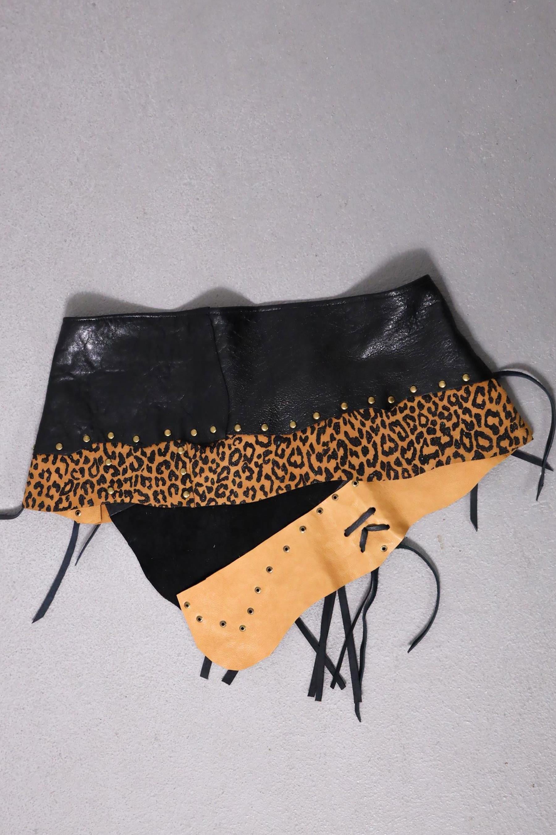 Siyah Leopar Desenli Doğal Taşlı Deri Kemer - Şaman Butik Siyah Leopar Desenli Doğal Taşlı Deri Kemer