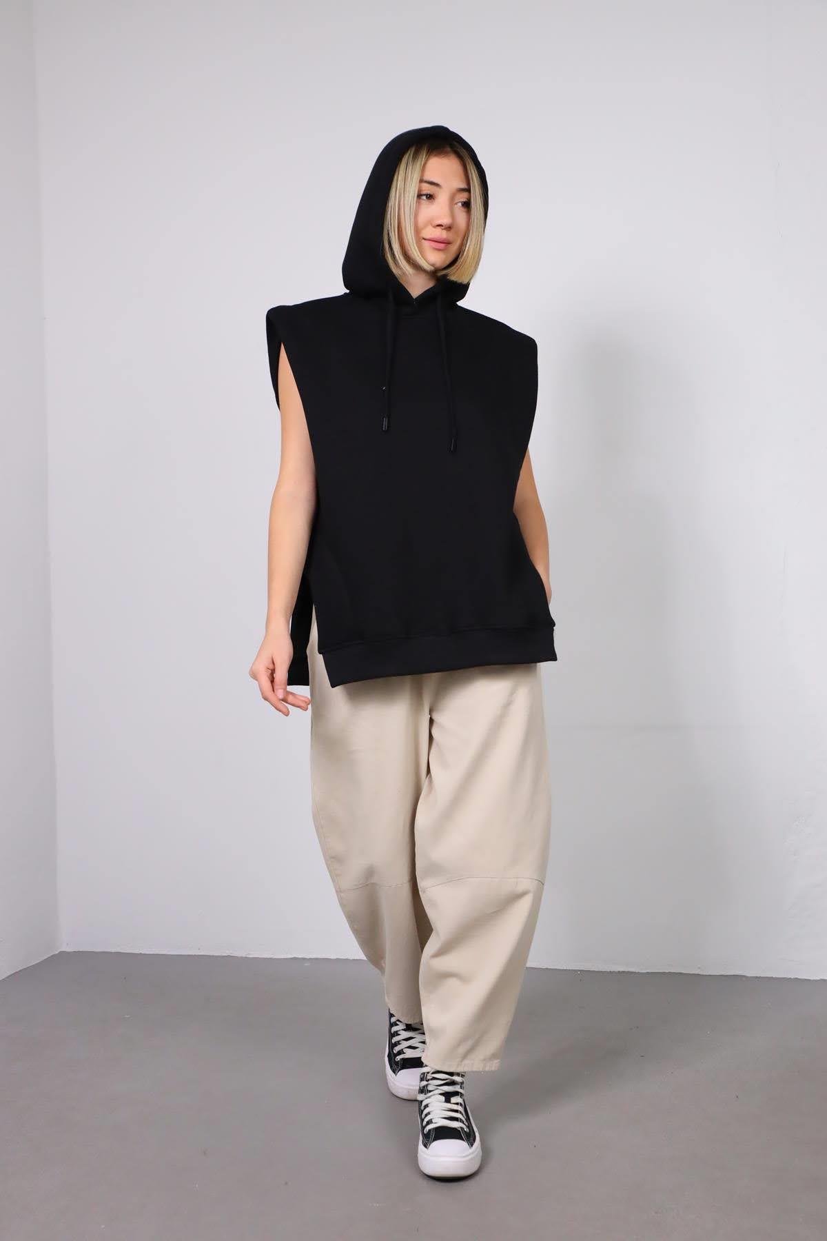  Siyah Kapüşonlu Asimetrik Yırtmaçlı Kolsuz Sweat