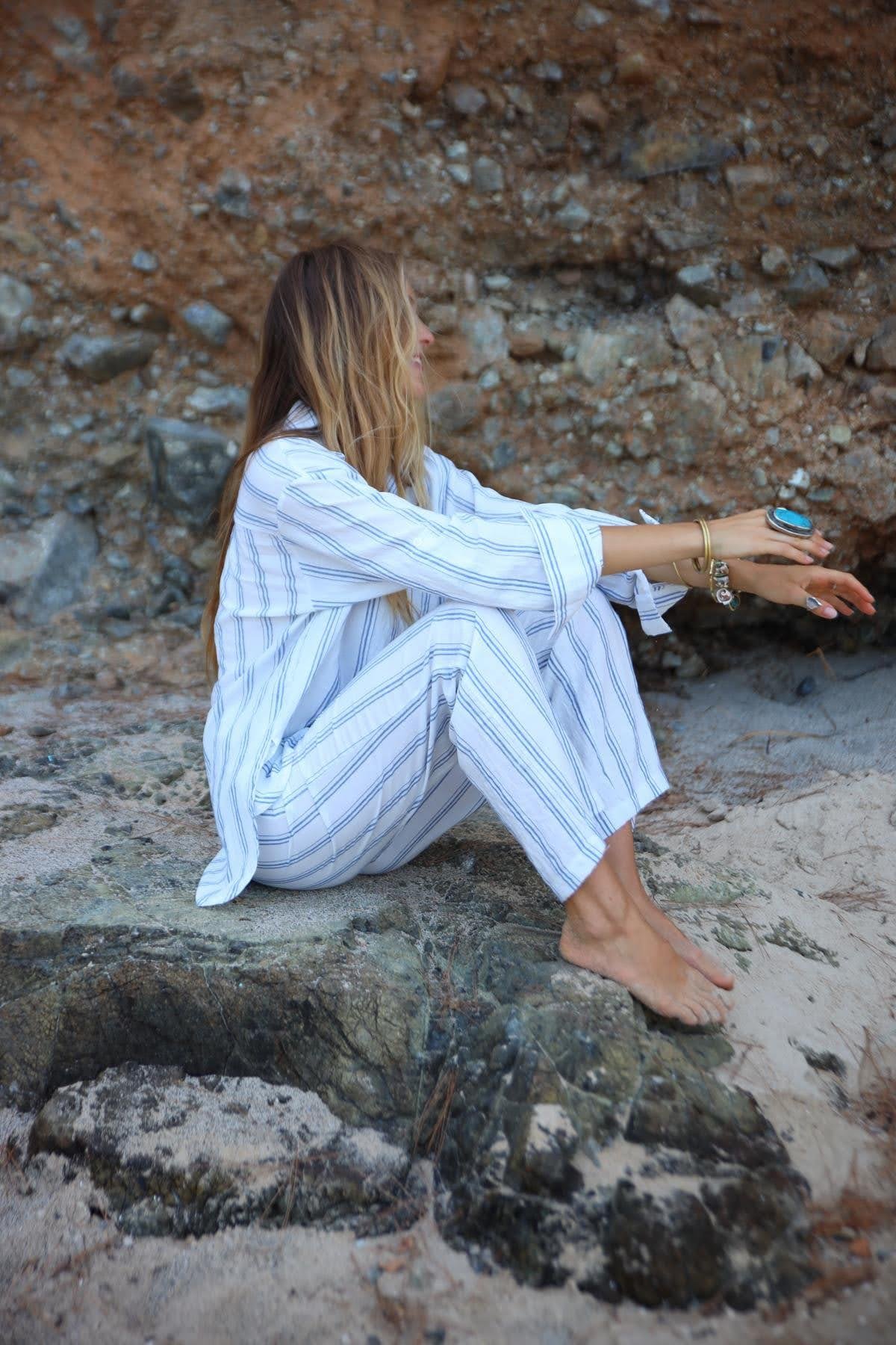  Mavi Çizgili Yırtmaçlı Gömlek ve Pantolon Takım