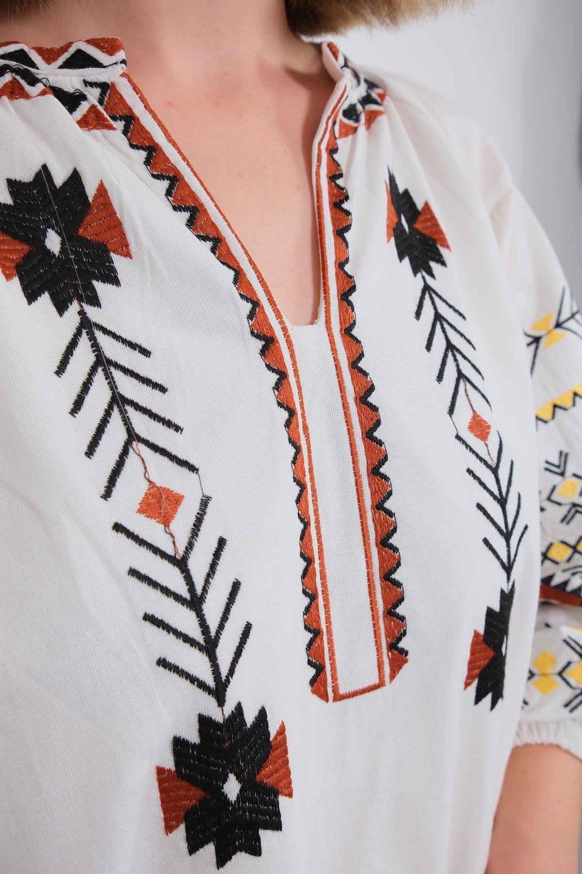 Beyaz Kesik V Yaka İşlemeli Balon Kol Elbise - Şaman Butik Beyaz Kesik V Yaka İşlemeli Balon Kol Elbise