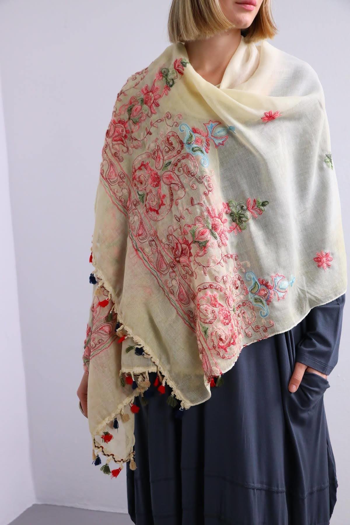 Kum Rengi İşlemeli Püsküllü Şal - Şaman Butik Kum Rengi İşlemeli Püsküllü Şal
