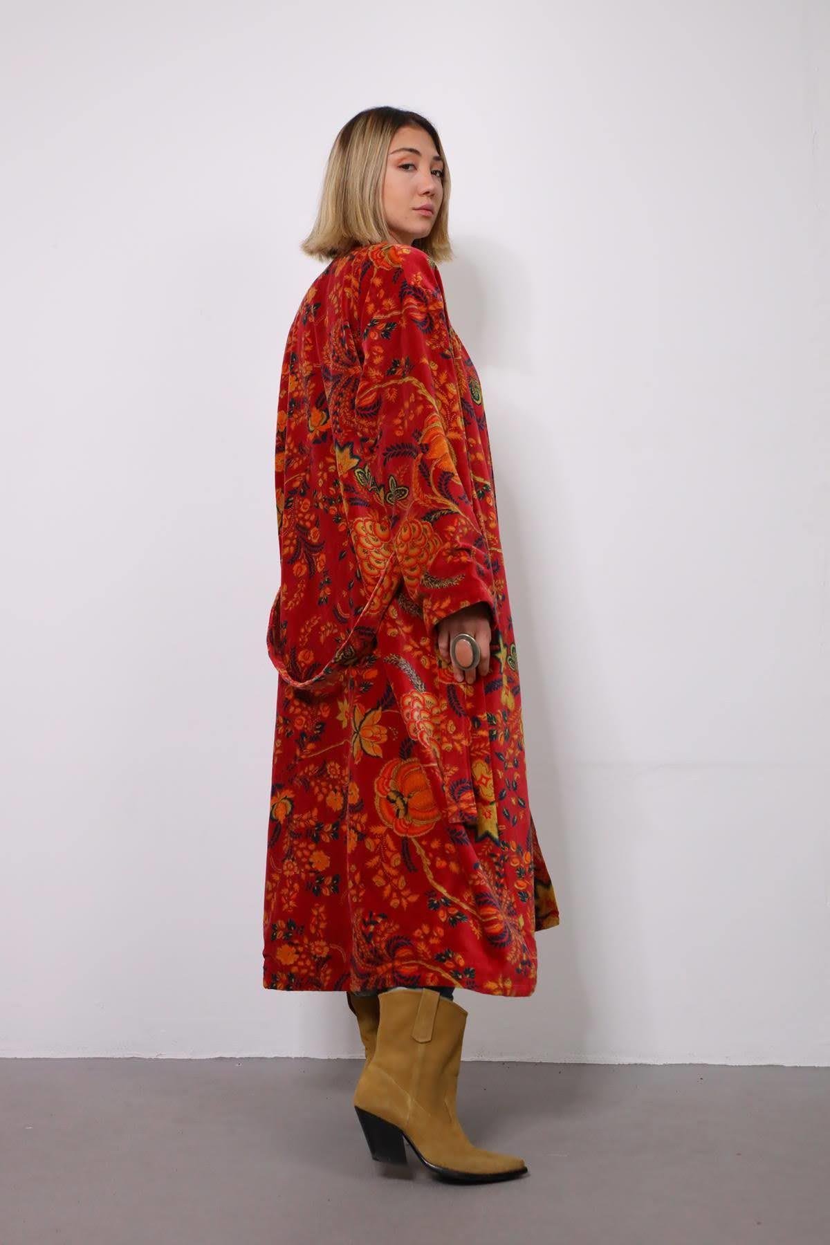 Mercan Rengi Otantik Desenli Kuşaklı Kadife Kaftan - Şaman Butik Mercan Rengi Otantik Desenli Kuşaklı Kadife Kaftan