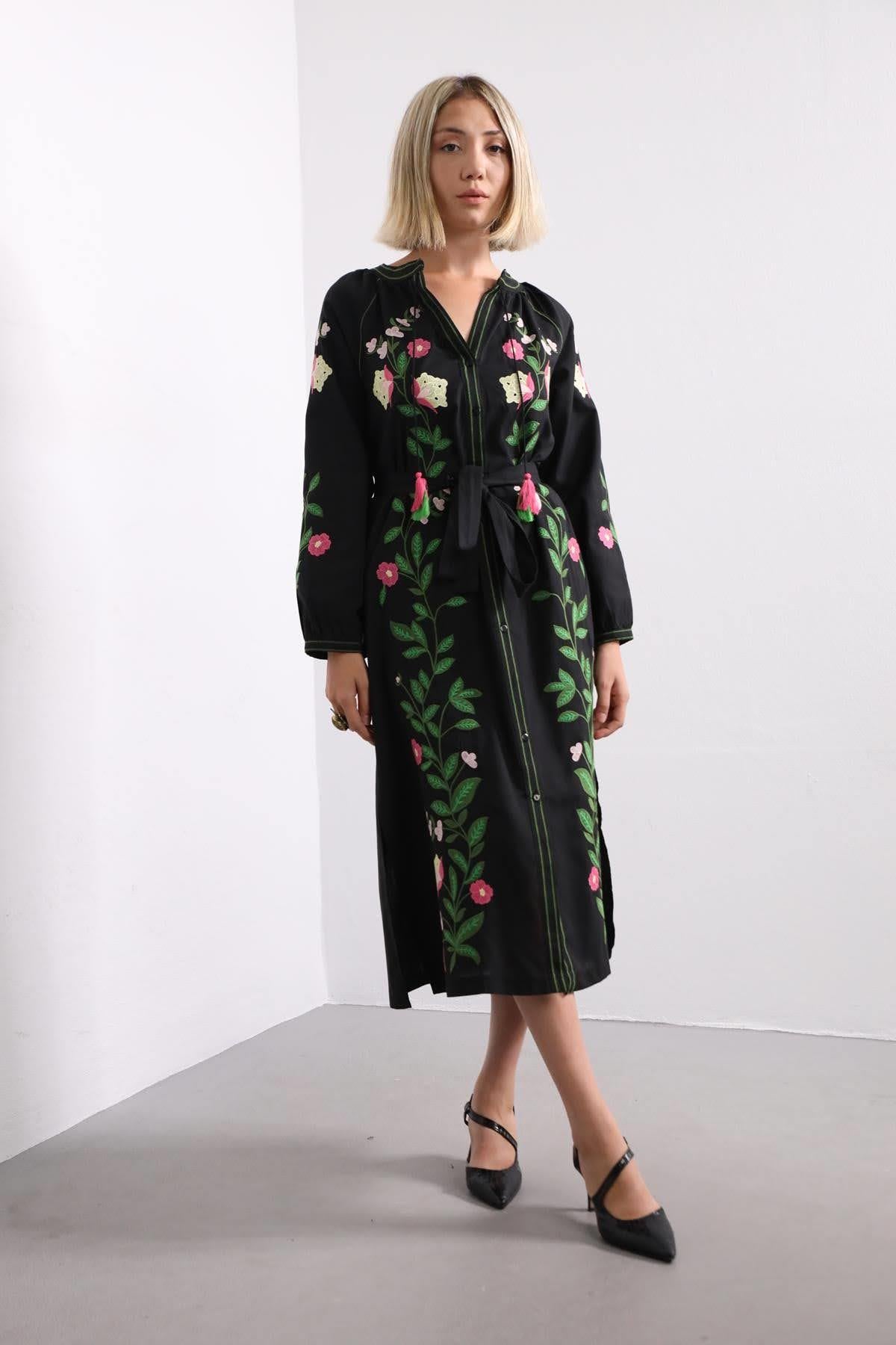 Siyah Çiçek İşlemeli Yanları Yırtmaçlı Elbise - Şaman Butik Siyah Çiçek İşlemeli Yanları Yırtmaçlı Elbise