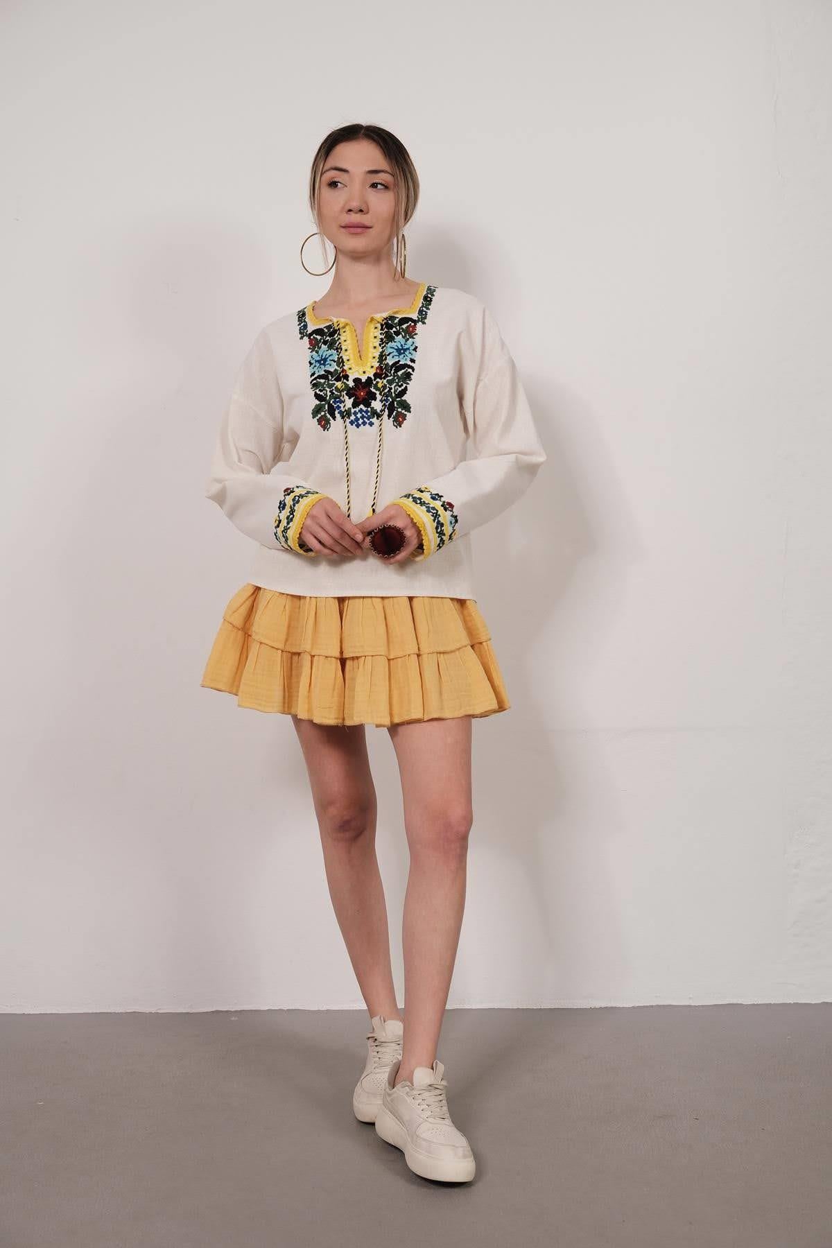  Ekru Kesik Kare Yaka İşlemeli İşlemeli Püsküllü Bluz