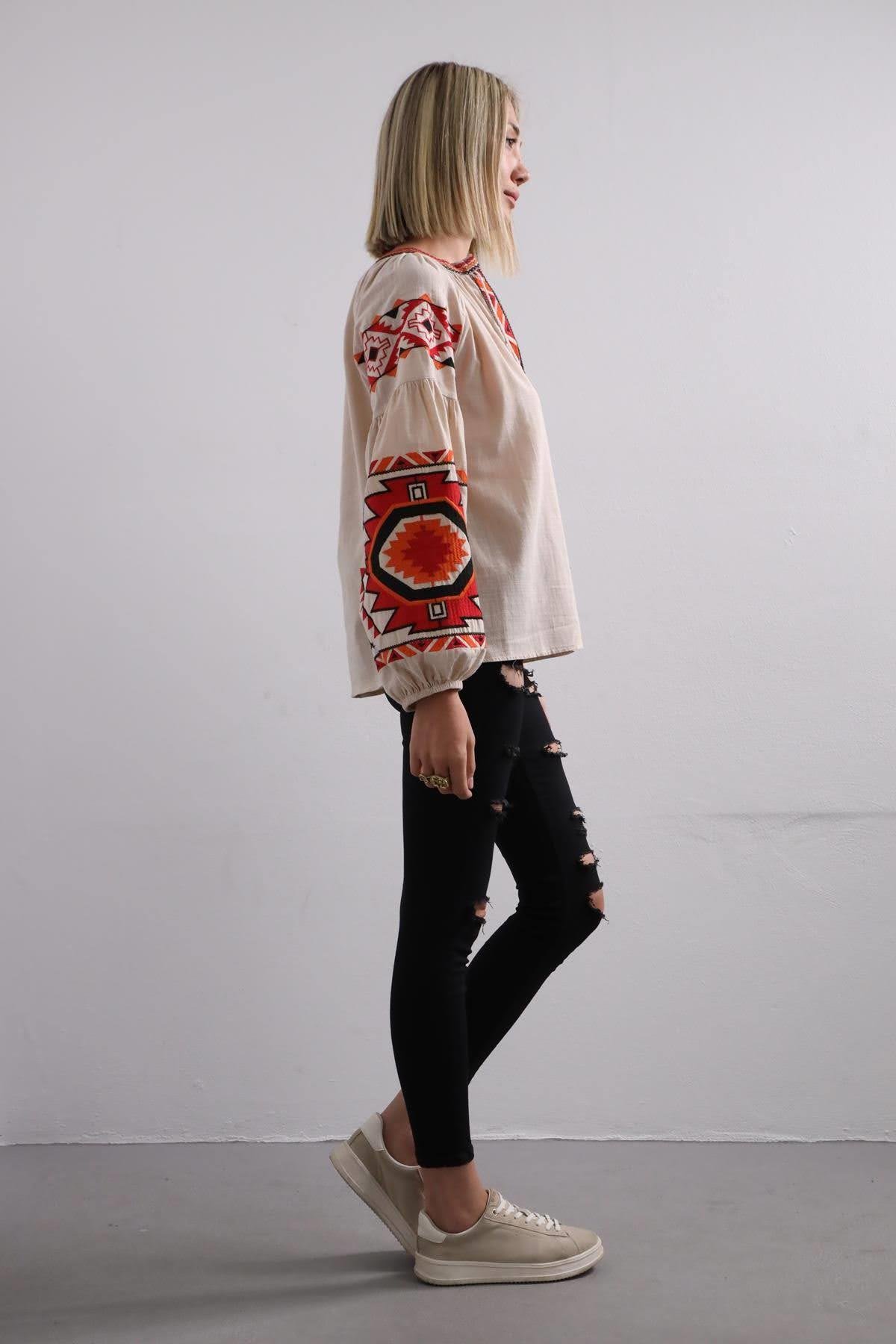  Krem Rengi Etnik İşlemeli Püskül Detaylı Gömlek