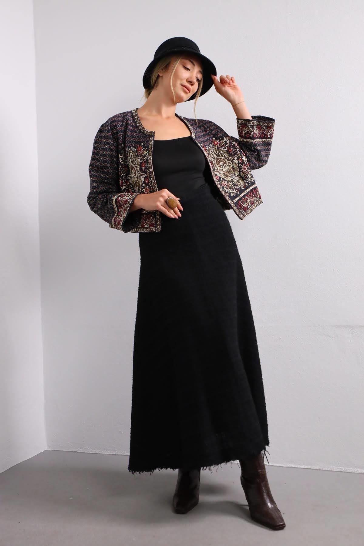 Siyah Altı Püsküllü Kendinden Desenli Etek - Şaman Butik Siyah Altı Püsküllü Kendinden Desenli Etek