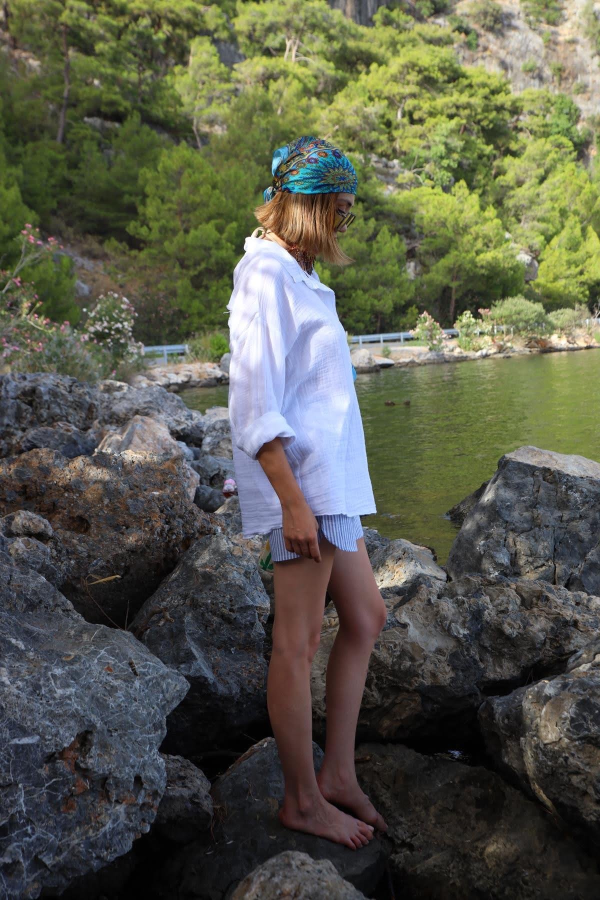  Beyaz Sırtı Püsküllü Gömlek