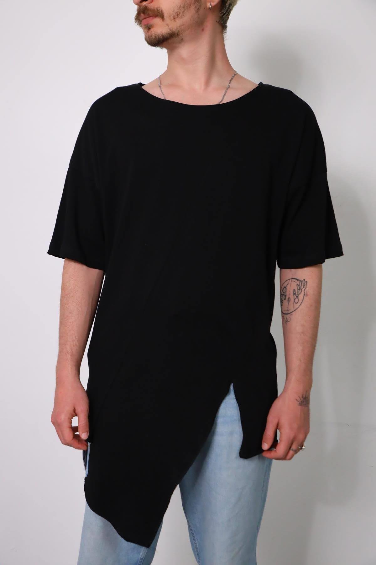  Siyah Asimetrik Dikiş Detaylı Kayık Yaka Erkek Tişört