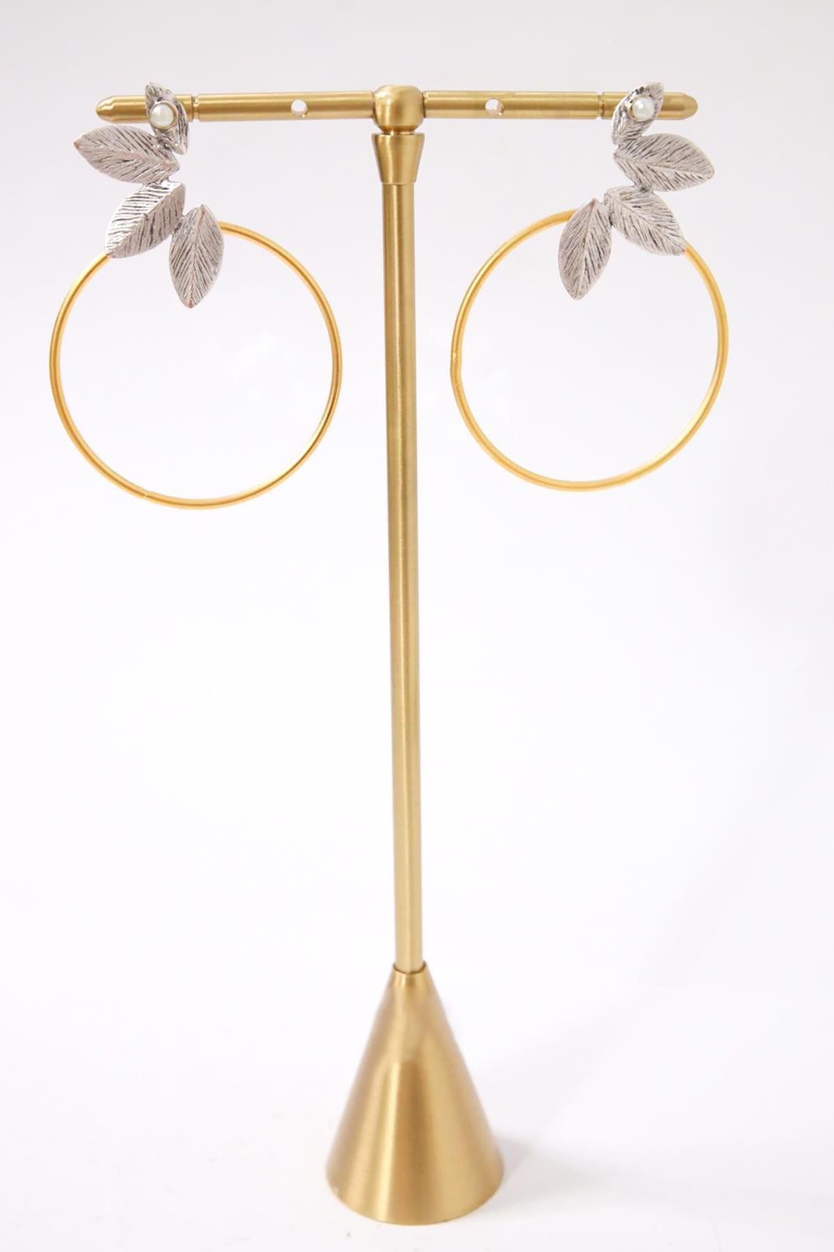 İnci Detaylı Yaprak Desenli Halka Küpe - Şaman Butik İnci Detaylı Yaprak Desenli Halka Küpe