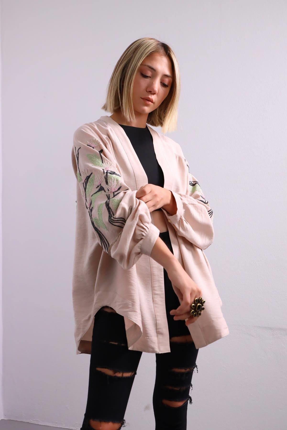 Bej Sırtı ve Kolları İşlemeli Ceket - Şaman Butik Bej Sırtı ve Kolları İşlemeli Ceket