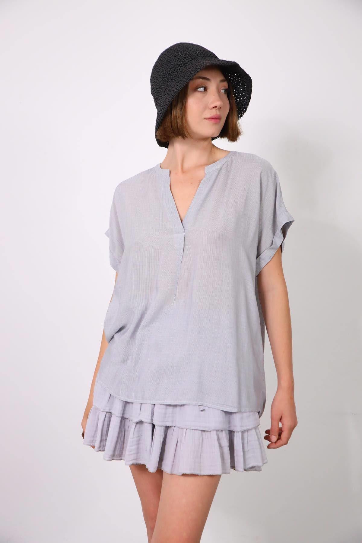 Gri Hakim Yaka Önü ve Sırtı Pileli Bluz - Şaman Butik Gri Hakim Yaka Önü ve Sırtı Pileli Bluz