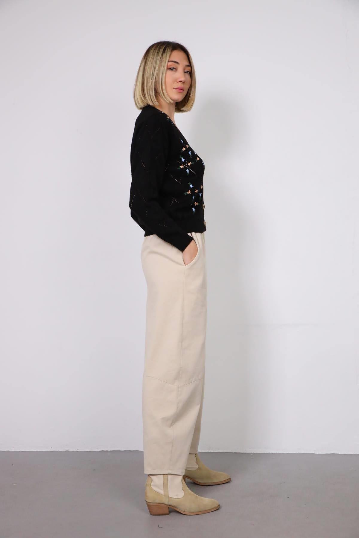  Siyah İşlemeli Örme Hırka