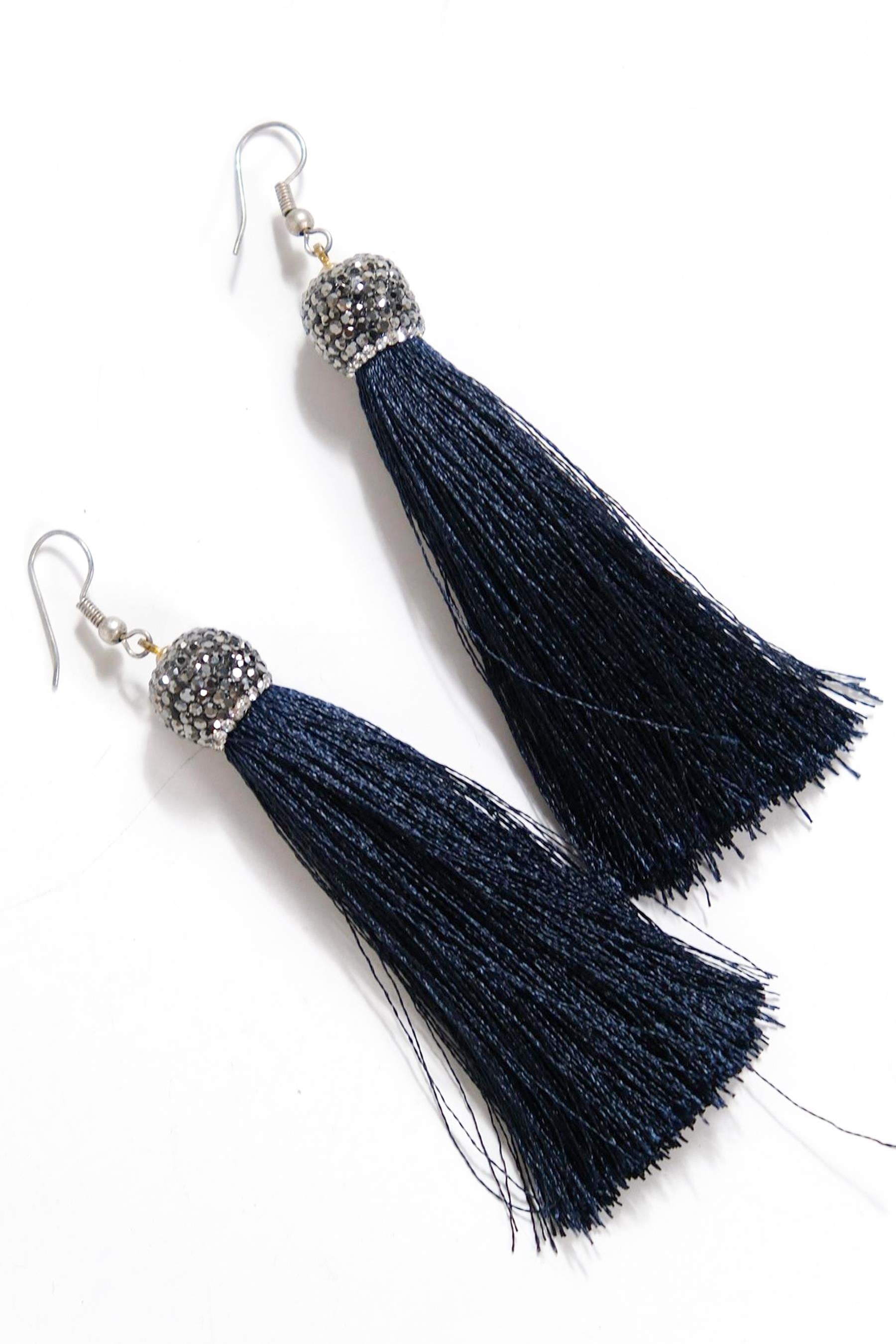 Lacivert Püsküllü Parlak Taş Detaylı Uzun Küpe - Şaman Butik Lacivert Püsküllü Parlak Taş Detaylı Uzun Küpe