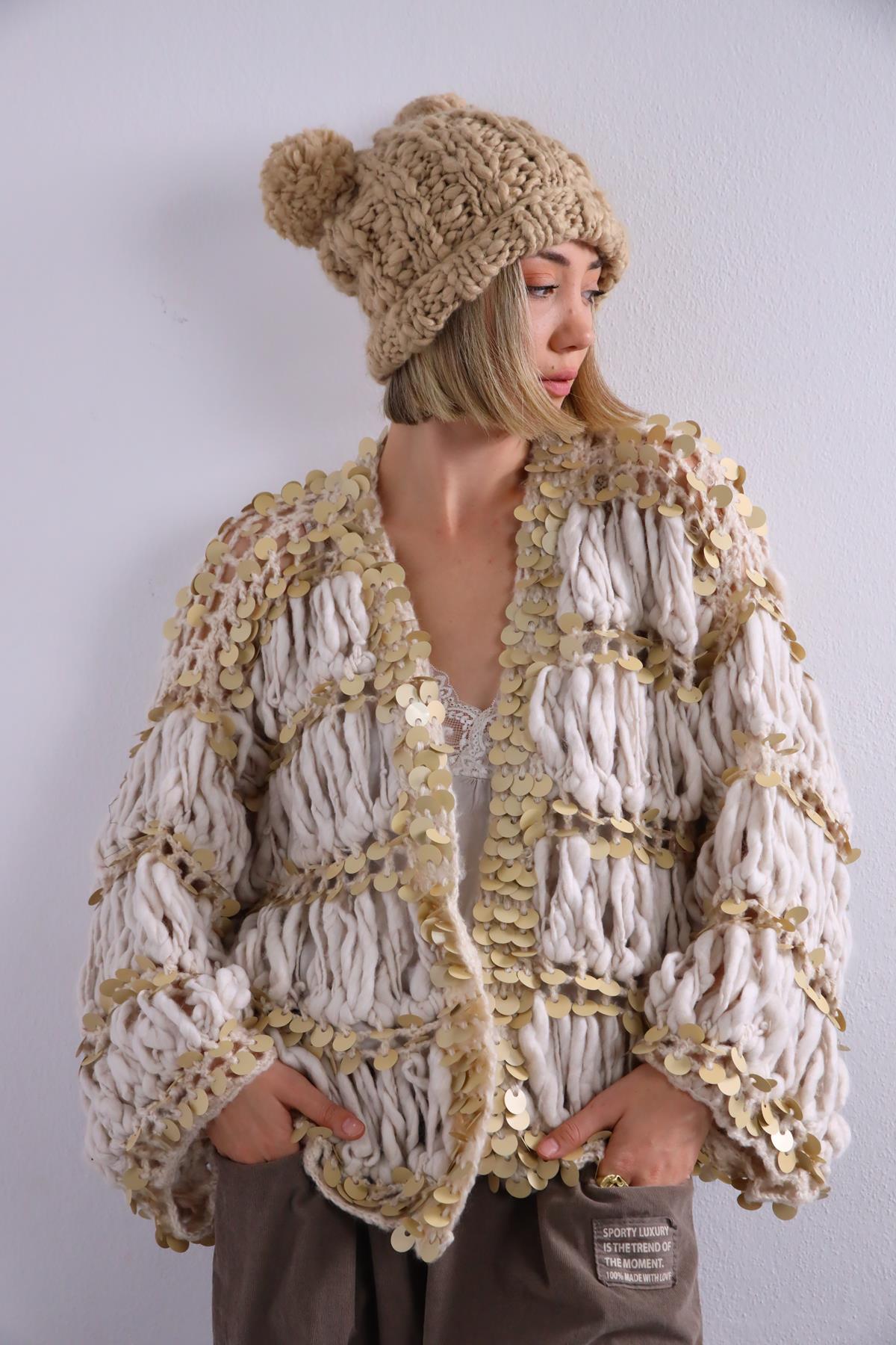  Krem Rengi Örme Pul Detaylı Hırka