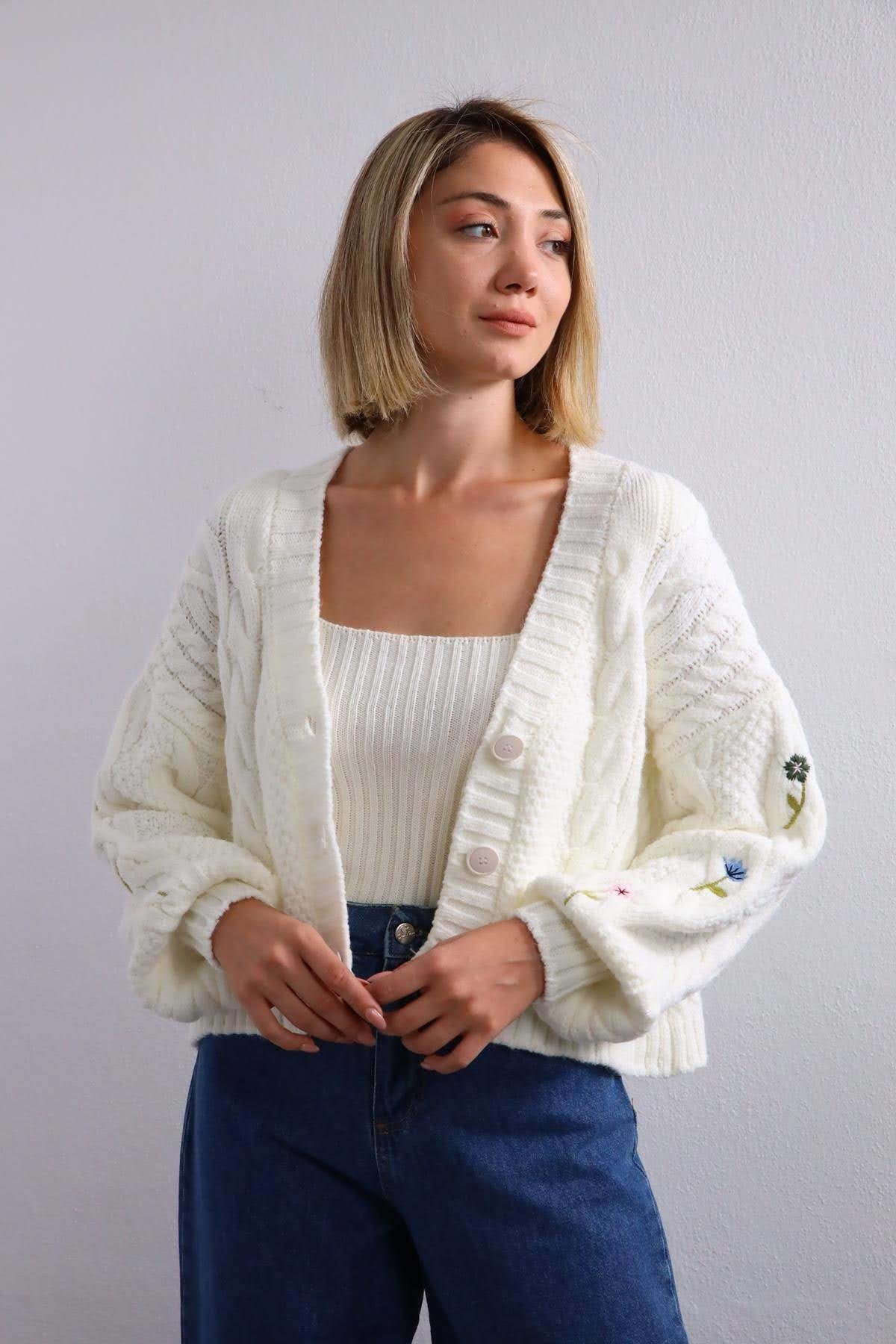  Beyaz Kolları İşlemeli Örgü Hırka