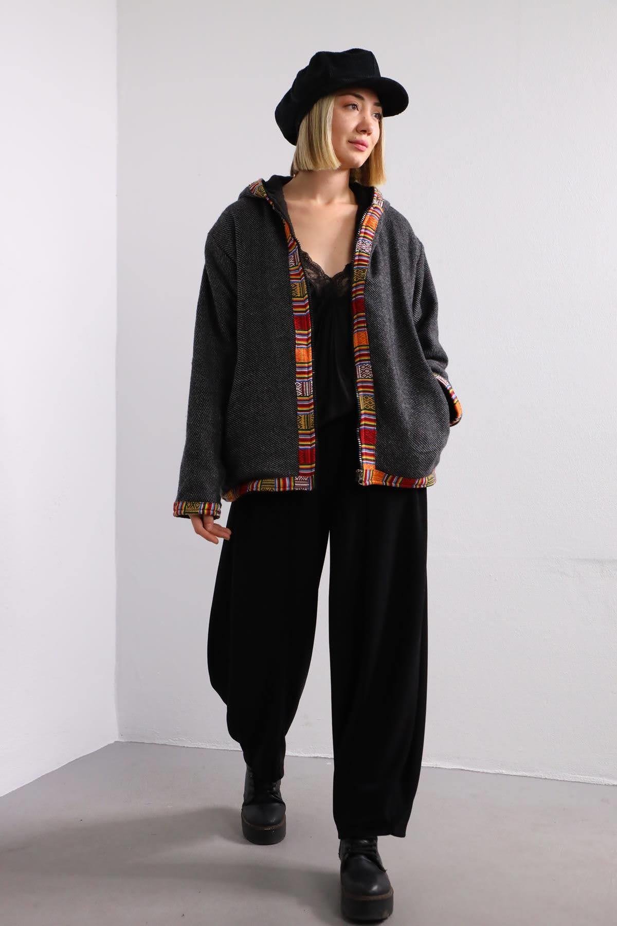  Siyah Füme Çizgili Bordür Detaylı Kapüşonlu Kaşe Ceket