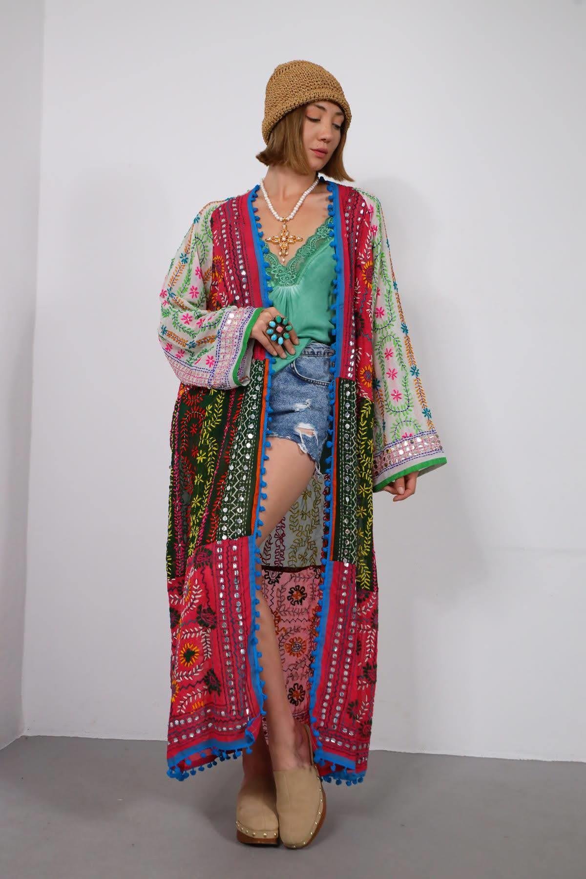Renkli Pul İşlemeli Kenarları Ponponlu Bohem Kaftan - Şaman Butik Renkli Pul İşlemeli Kenarları Ponponlu Bohem Kaftan