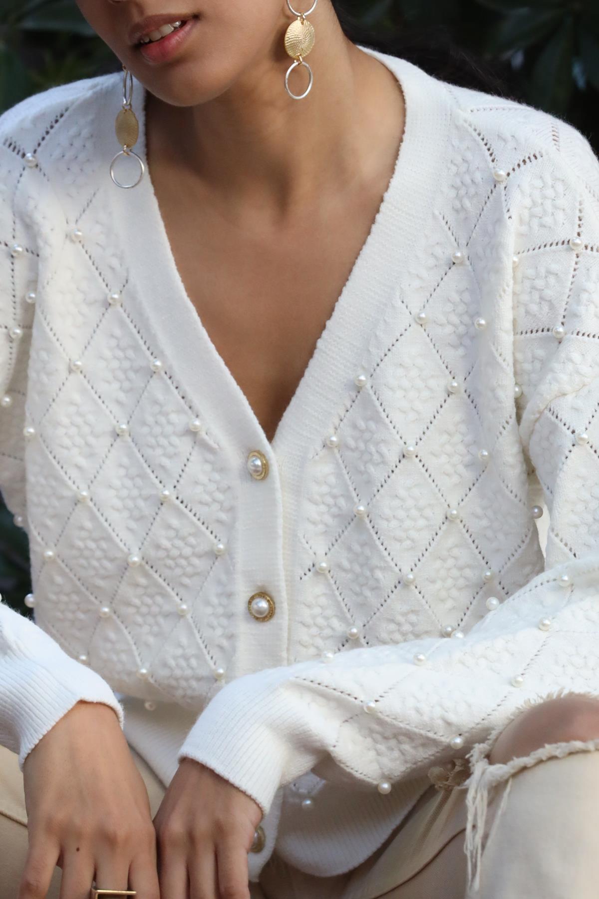 Ekru Baklava Desenli İnci Düğmeli İşlemeli Hırka