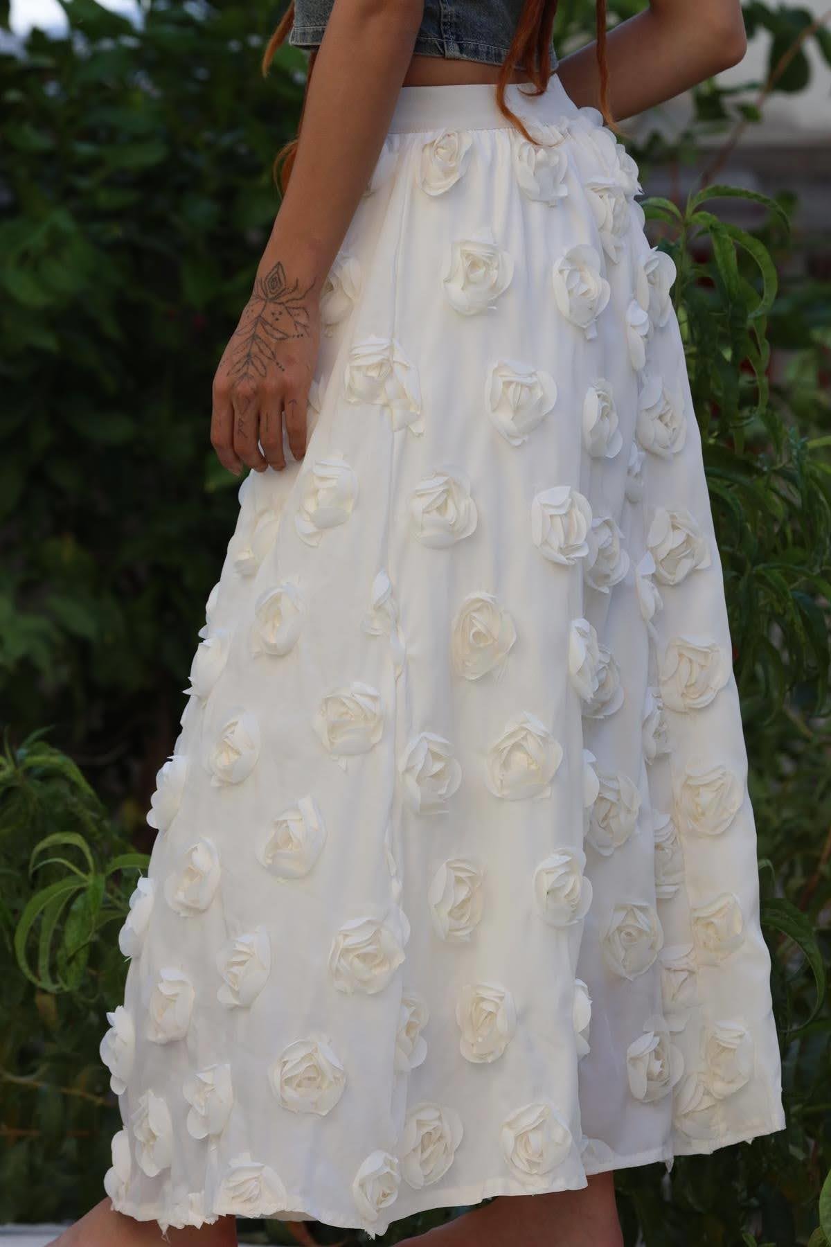 Ekru Beli Lastikli Gül Detaylı Etek