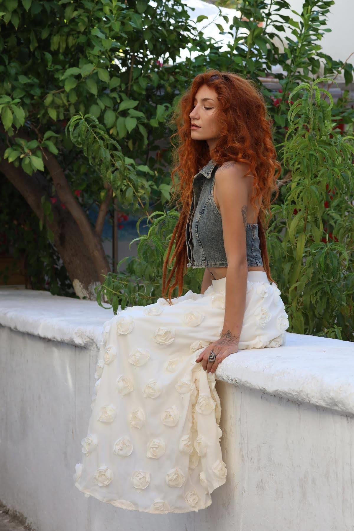 Ekru Beli Lastikli Gül Detaylı Etek