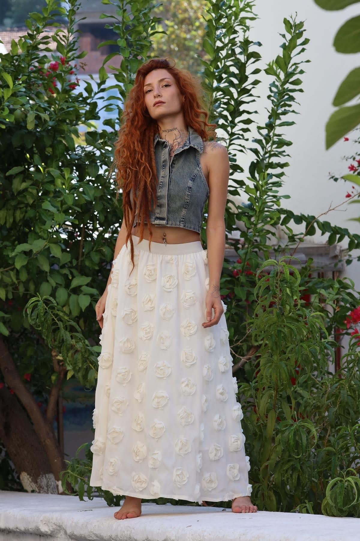 Ekru Beli Lastikli Gül Detaylı Etek