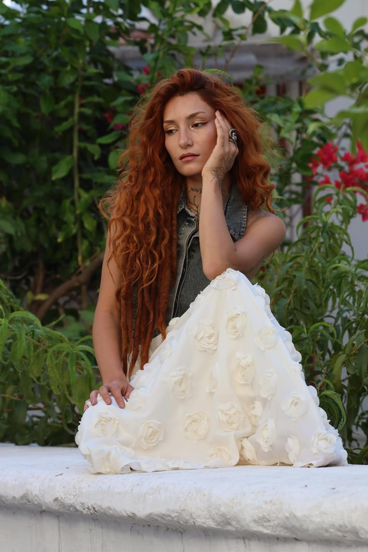 Ekru Beli Lastikli Gül Detaylı Etek