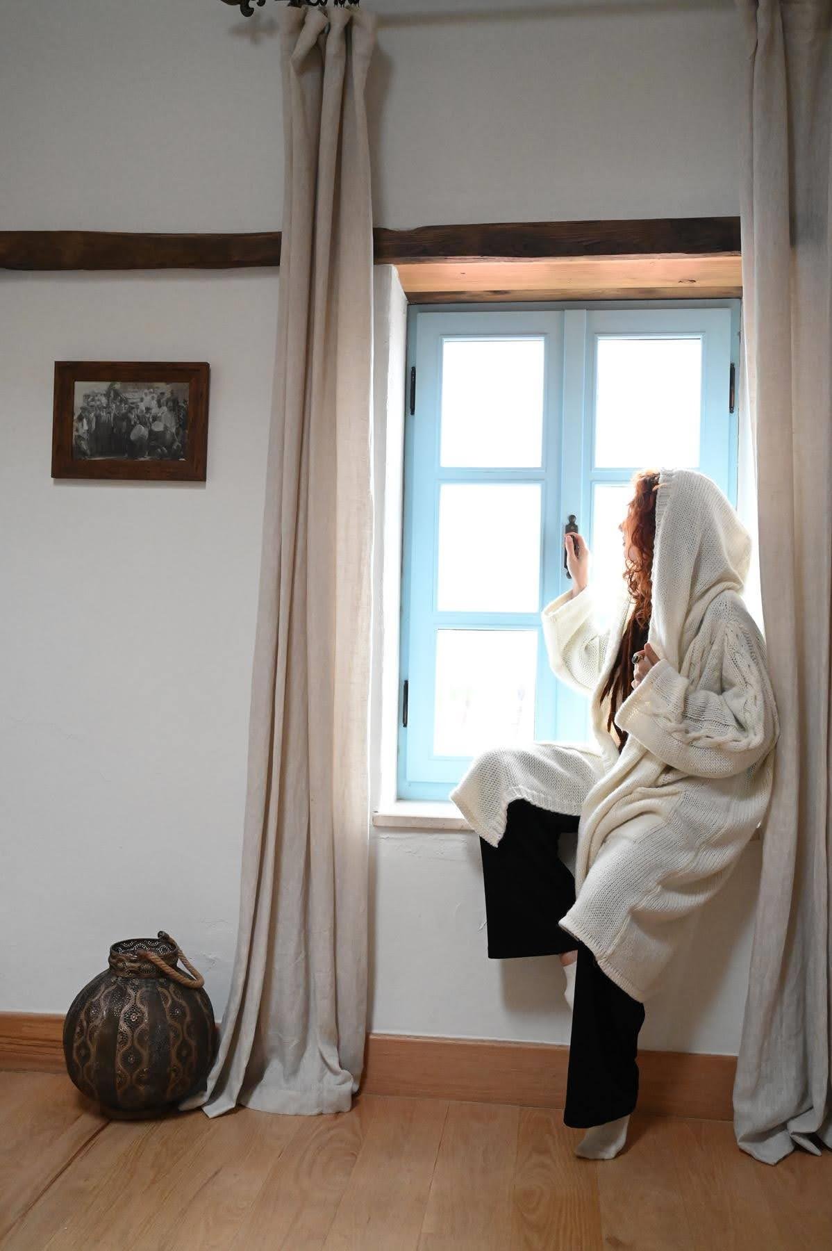 Ekru Kapüşonlu Sırtı Örgülü Uzun Triko Hırka