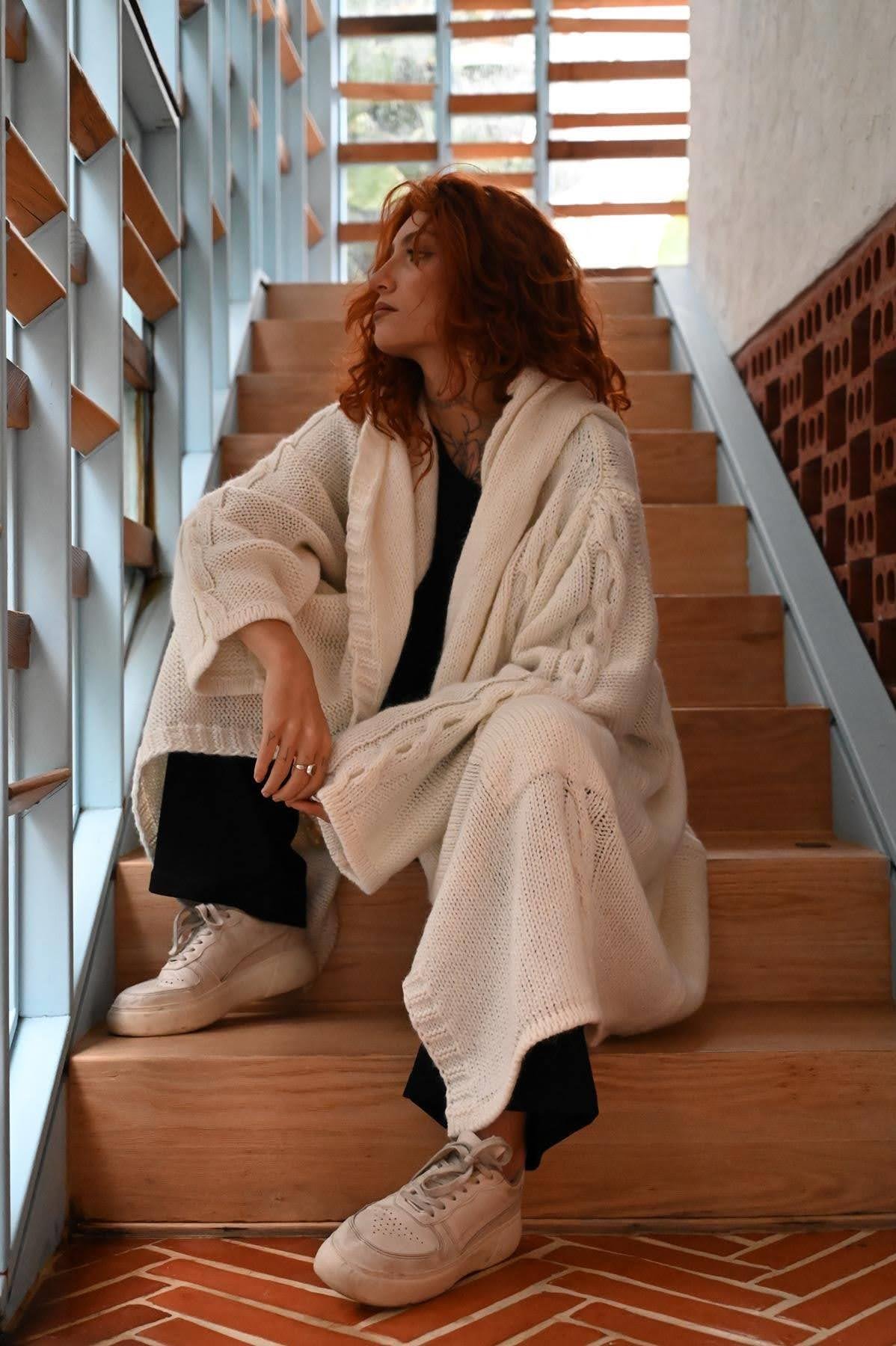 Ekru Kapüşonlu Sırtı Örgülü Uzun Triko Hırka